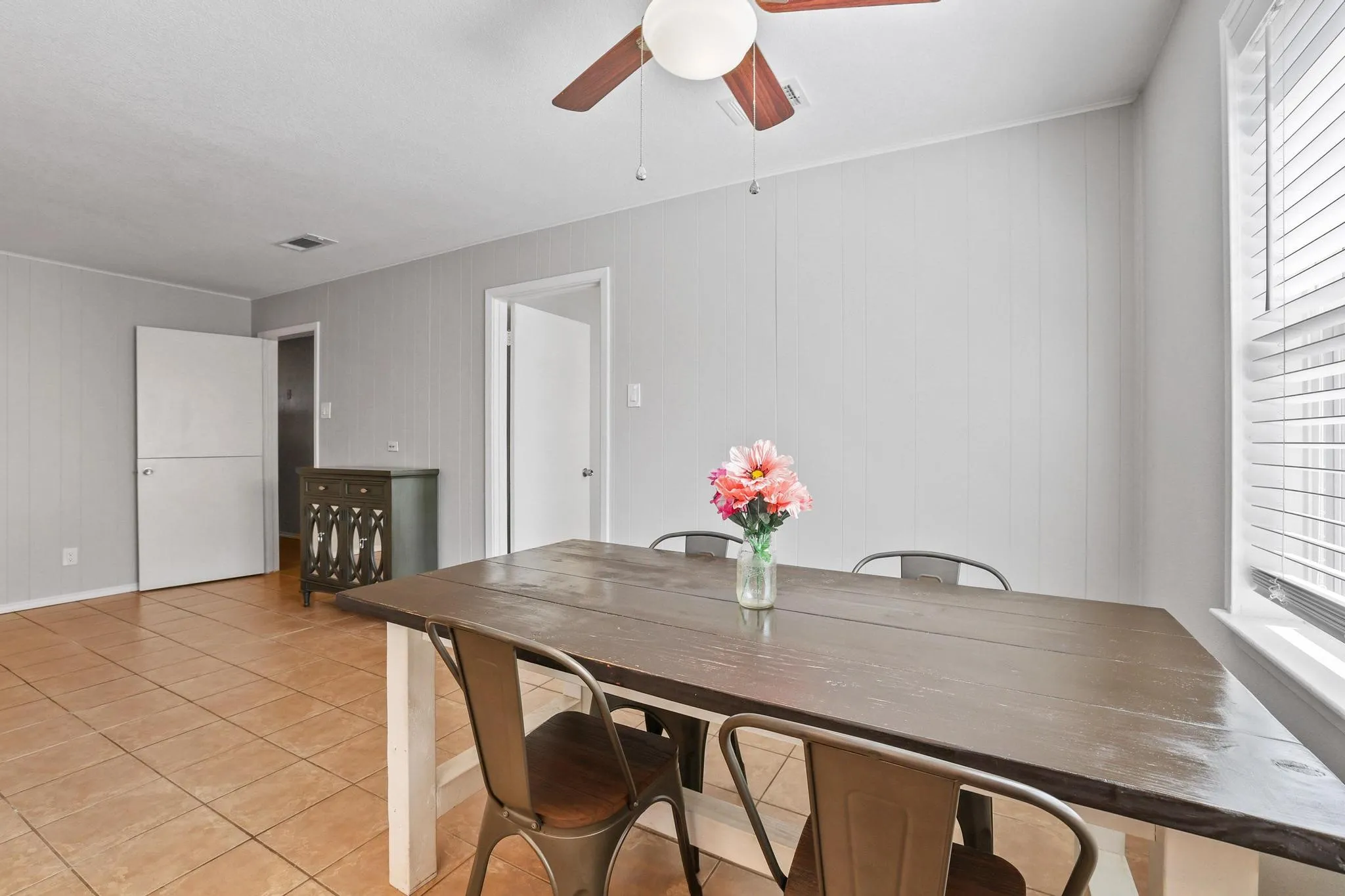 Single Family Residence For Sale in Dallas County , 10621 Mapleridge Drive, Dallas, Texas 75238, 4 Bedroom, 2 Bathroom, 2 Garage spaces, 2,031 Sqft, built in 1965, mls#21290429, Real Estate Agent in Dallas, Homes For Sale in Dallas county, Homes For Sale in Dallas, Realtor in Dallas Texas, Real Estate Brokerage Independent Realty Texas, Luminita Cordes Realtor