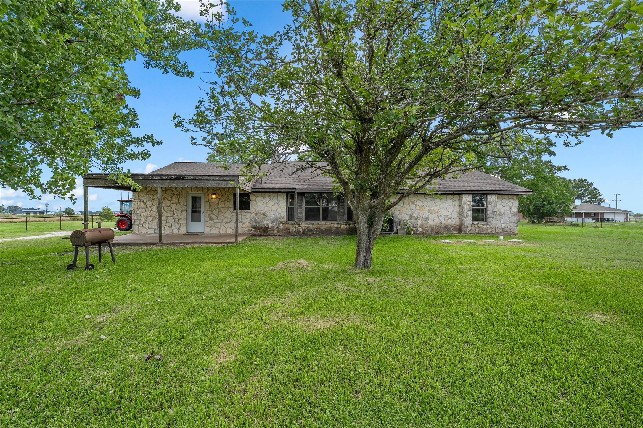 Single Family Residence For Sale in Mc Lennan County , 188 N Baese Road, West, Texas 76691, 3 Bedroom, 2 Bathroom, 2 Garage spaces, 1,832 Sqft, built in 1993, mls#21291517, Real Estate Agent in West, Homes For Sale in Mc Lennan county, Homes For Sale in West, Realtor in West Texas, Real Estate Brokerage Independent Realty Texas, Luminita Cordes Realtor