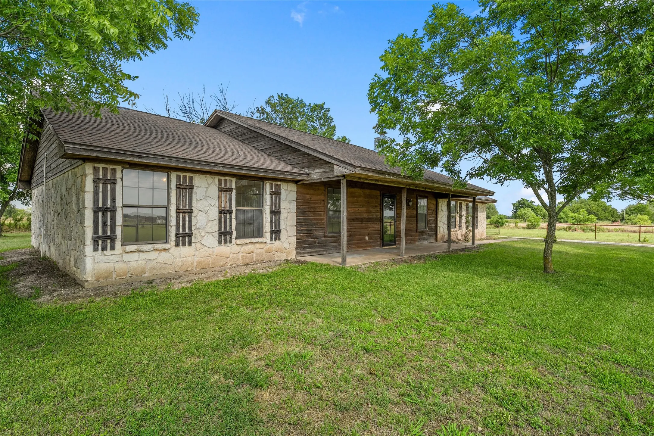 Single Family Residence For Sale in Mc Lennan County , 188 N Baese Road, West, Texas 76691, 3 Bedroom, 2 Bathroom, 2 Garage spaces, 1,832 Sqft, built in 1993, mls#21291517, Real Estate Agent in West, Homes For Sale in Mc Lennan county, Homes For Sale in West, Realtor in West Texas, Real Estate Brokerage Independent Realty Texas, Luminita Cordes Realtor