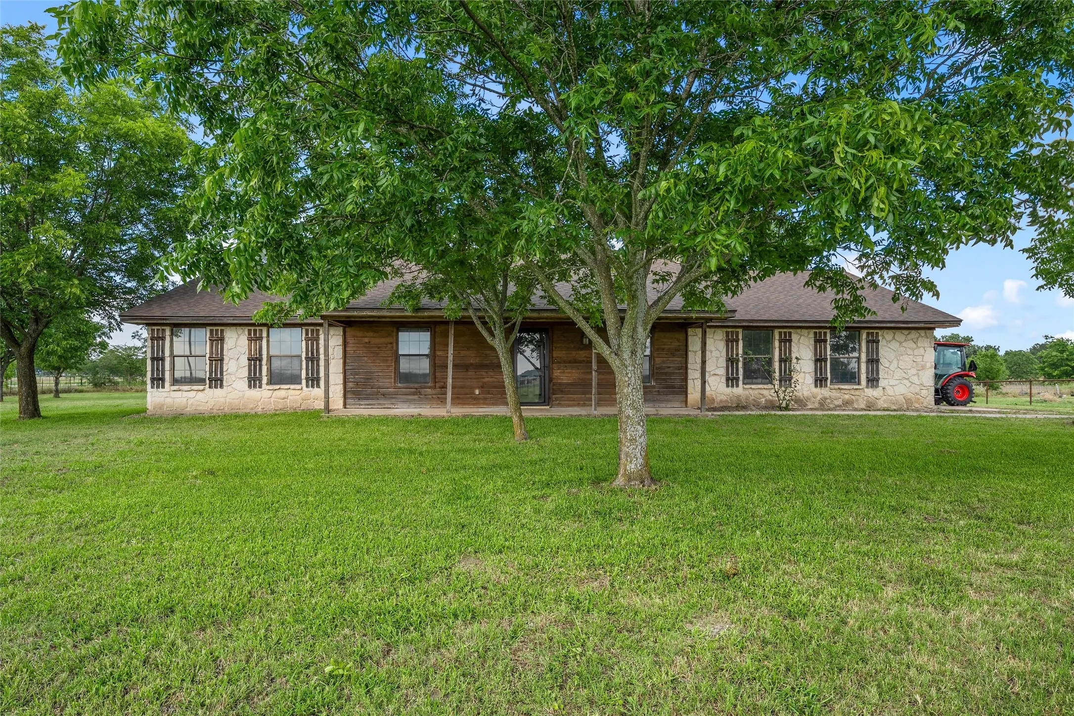 Single Family Residence For Sale in Mc Lennan County , 188 N Baese Road, West, Texas 76691, 3 Bedroom, 2 Bathroom, 2 Garage spaces, 1,832 Sqft, built in 1993, mls#21291517, Real Estate Agent in West, Homes For Sale in Mc Lennan county, Homes For Sale in West, Realtor in West Texas, Real Estate Brokerage Independent Realty Texas, Luminita Cordes Realtor