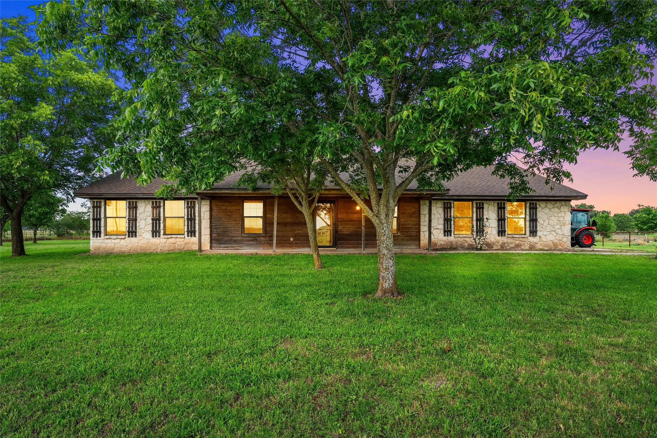 Single Family Residence For Sale in Mc Lennan County , 188 N Baese Road, West, Texas 76691, 3 Bedroom, 2 Bathroom, 2 Garage spaces, 1,832 Sqft, built in 1993, mls#21291517, Real Estate Agent in West, Homes For Sale in Mc Lennan county, Homes For Sale in West, Realtor in West Texas, Real Estate Brokerage Independent Realty Texas, Luminita Cordes Realtor