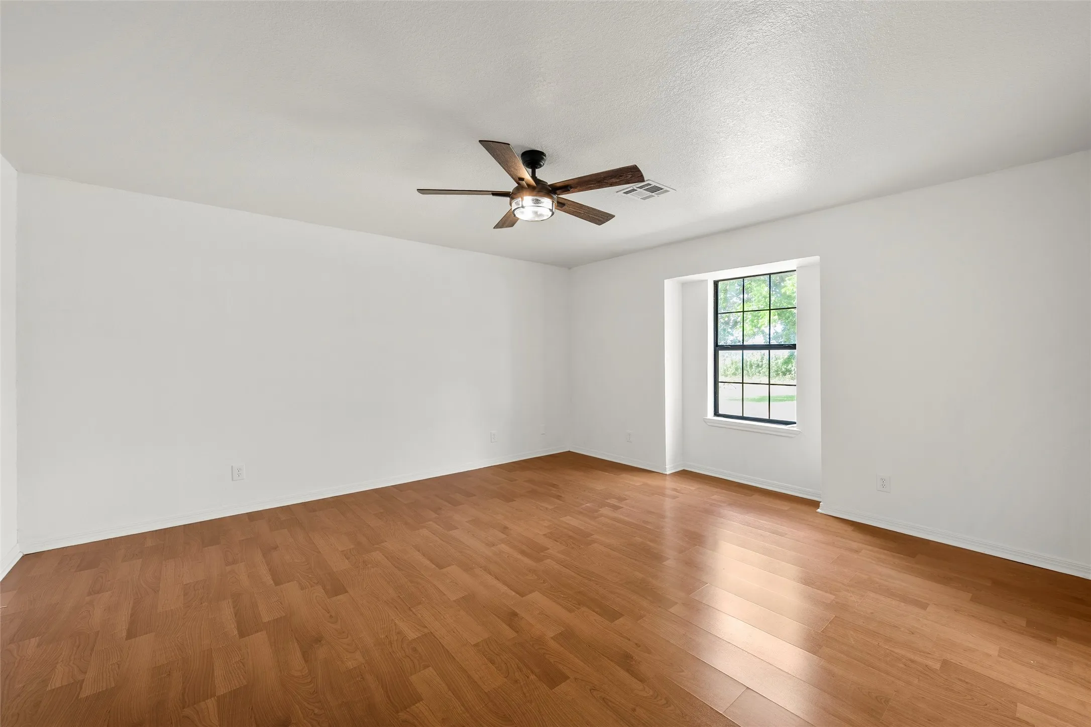 Single Family Residence For Sale in Mc Lennan County , 188 N Baese Road, West, Texas 76691, 3 Bedroom, 2 Bathroom, 2 Garage spaces, 1,832 Sqft, built in 1993, mls#21291517, Real Estate Agent in West, Homes For Sale in Mc Lennan county, Homes For Sale in West, Realtor in West Texas, Real Estate Brokerage Independent Realty Texas, Luminita Cordes Realtor