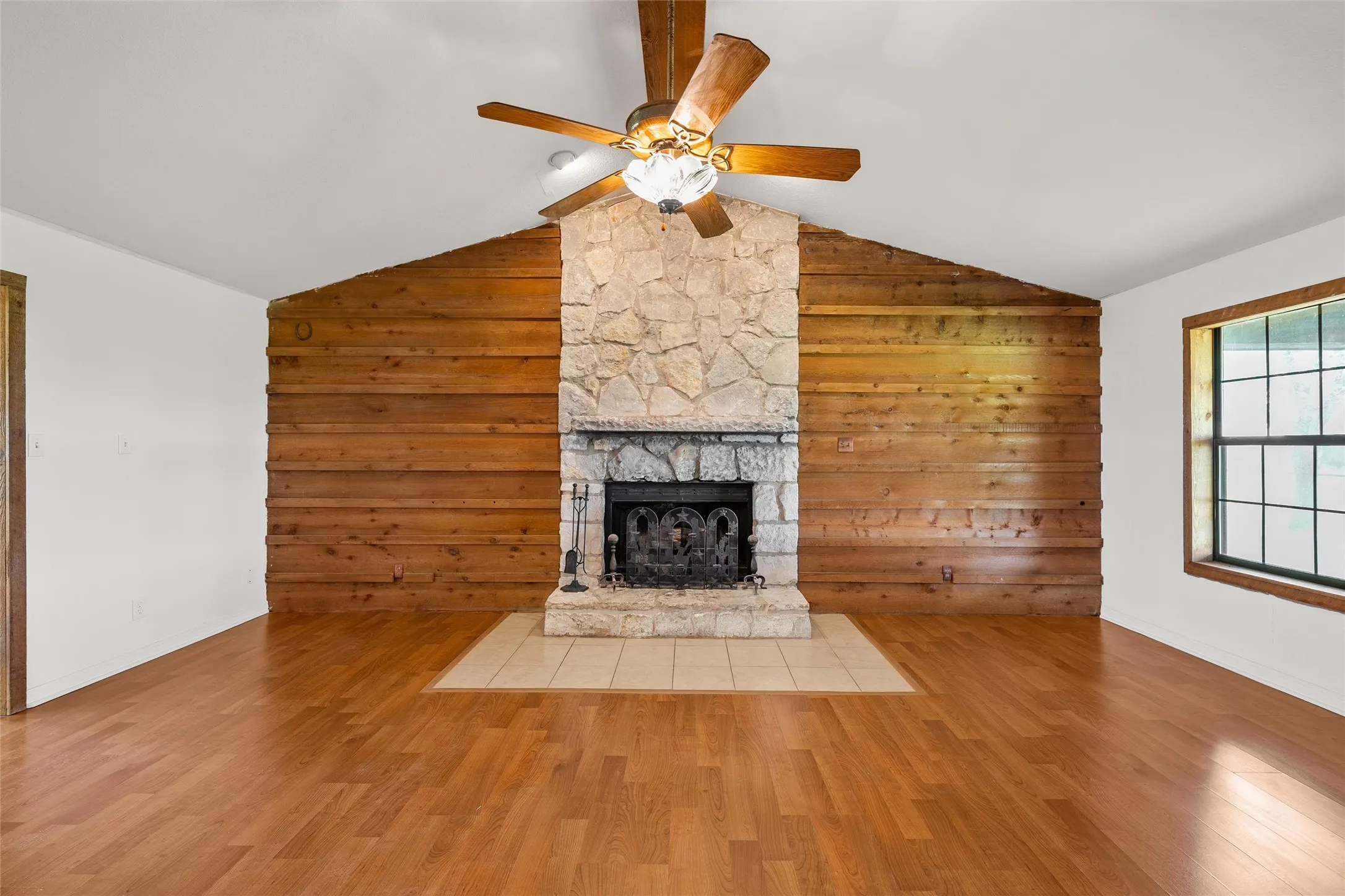 Single Family Residence For Sale in Mc Lennan County , 188 N Baese Road, West, Texas 76691, 3 Bedroom, 2 Bathroom, 2 Garage spaces, 1,832 Sqft, built in 1993, mls#21291517, Real Estate Agent in West, Homes For Sale in Mc Lennan county, Homes For Sale in West, Realtor in West Texas, Real Estate Brokerage Independent Realty Texas, Luminita Cordes Realtor