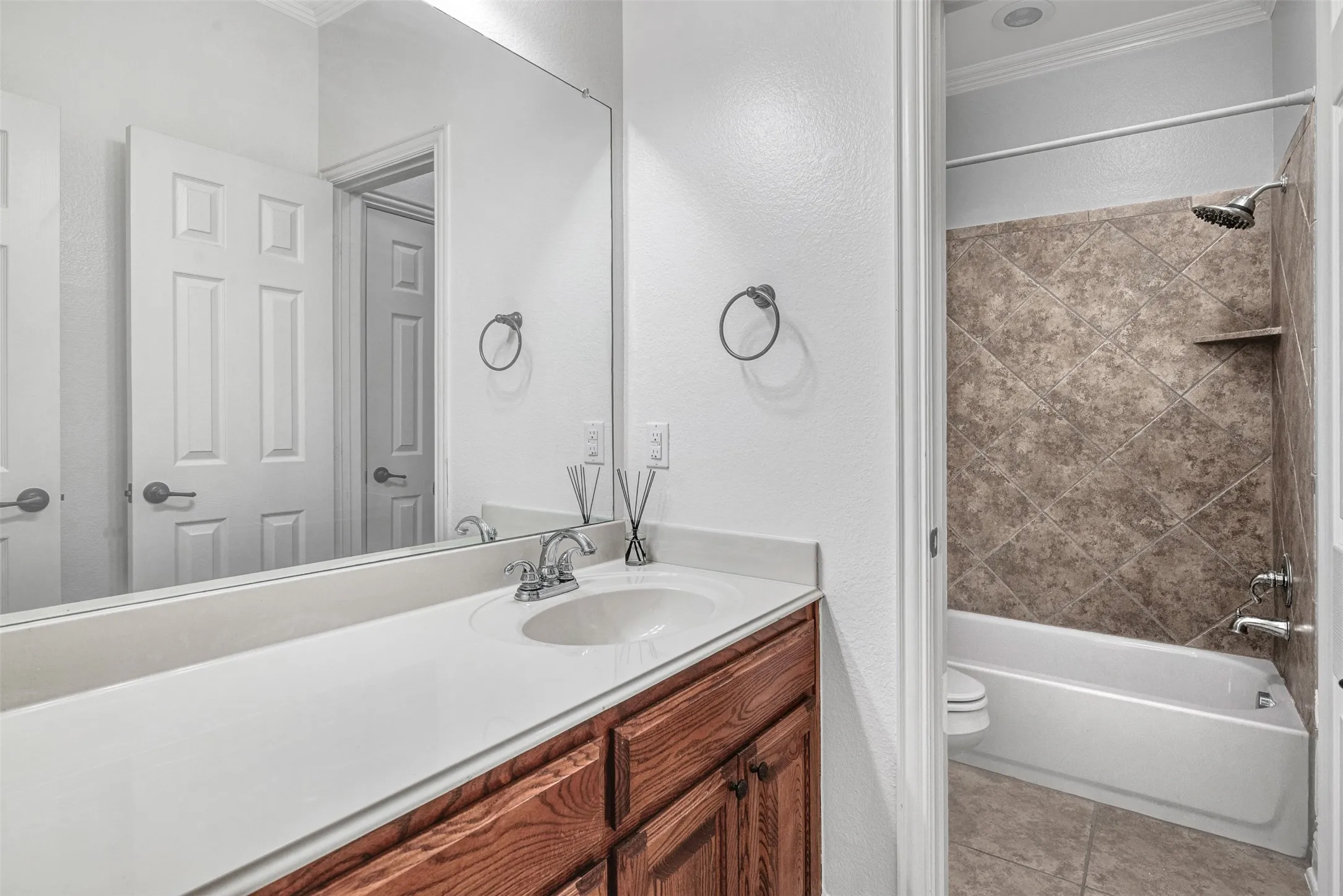 Single Family Residence For Sale in Rockwall County , 8 Chapel Hill Lane, Mclendon Chisholm, Texas 75032, 4 Bedroom, 3 Bathroom, 3 Garage spaces, 3,073 Sqft, built in 2012, mls#21289610, Real Estate Agent in Mclendon Chisholm, Homes For Sale in Rockwall county, Homes For Sale in Mclendon Chisholm, Realtor in Mclendon Chisholm Texas, Real Estate Brokerage Independent Realty Texas, Luminita Cordes Realtor