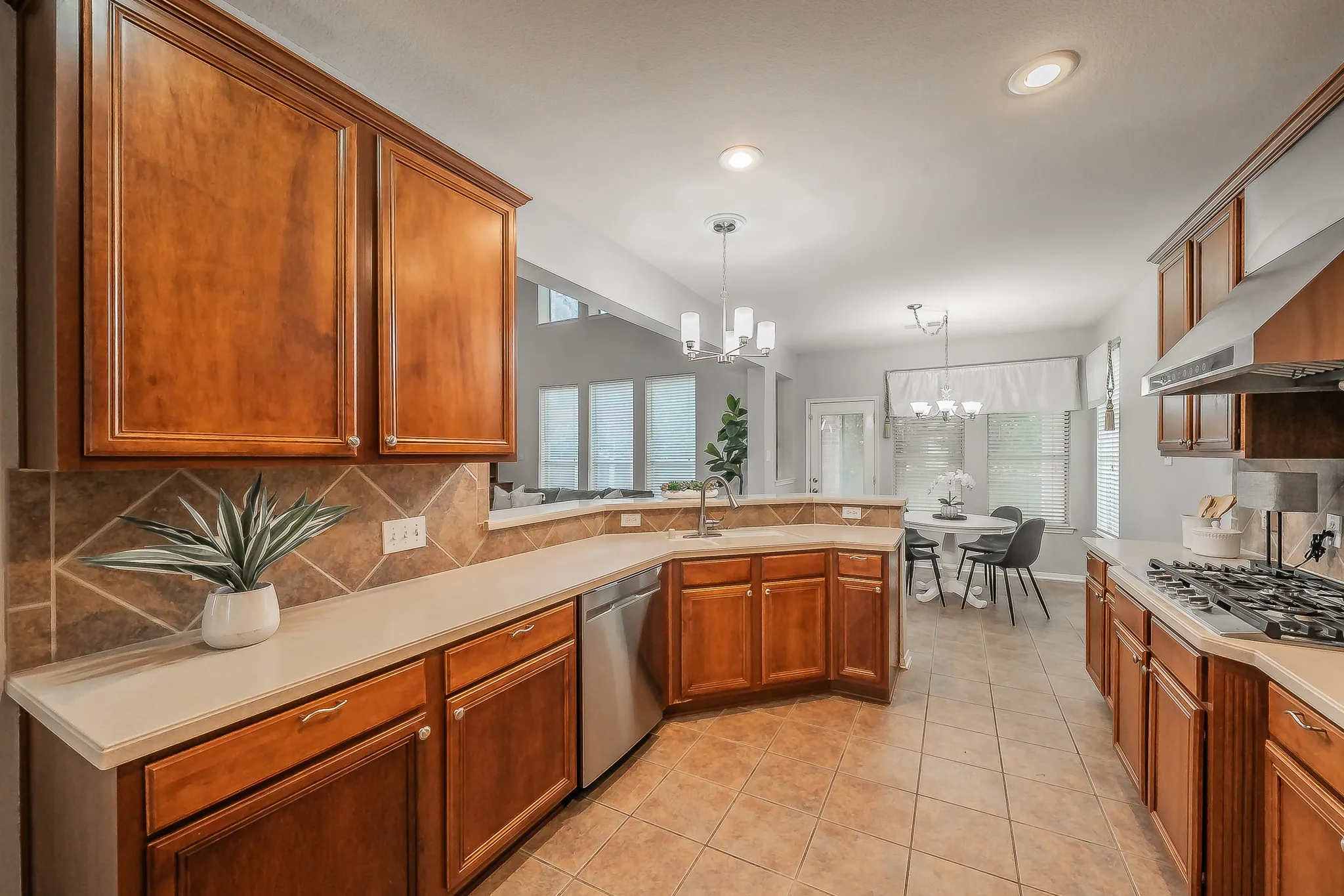 Single Family Residence For Sale in Tarrant County , 5516 Dunn Hill Drive, Fort Worth, Texas 76137, 5 Bedroom, 4 Bathroom, 2 Garage spaces, 3,921 Sqft, built in 2003, mls#21290053, Real Estate Agent in Fort Worth, Homes For Sale in Tarrant county, Homes For Sale in Fort Worth, Realtor in Fort Worth Texas, Real Estate Brokerage Independent Realty Texas, Luminita Cordes Realtor