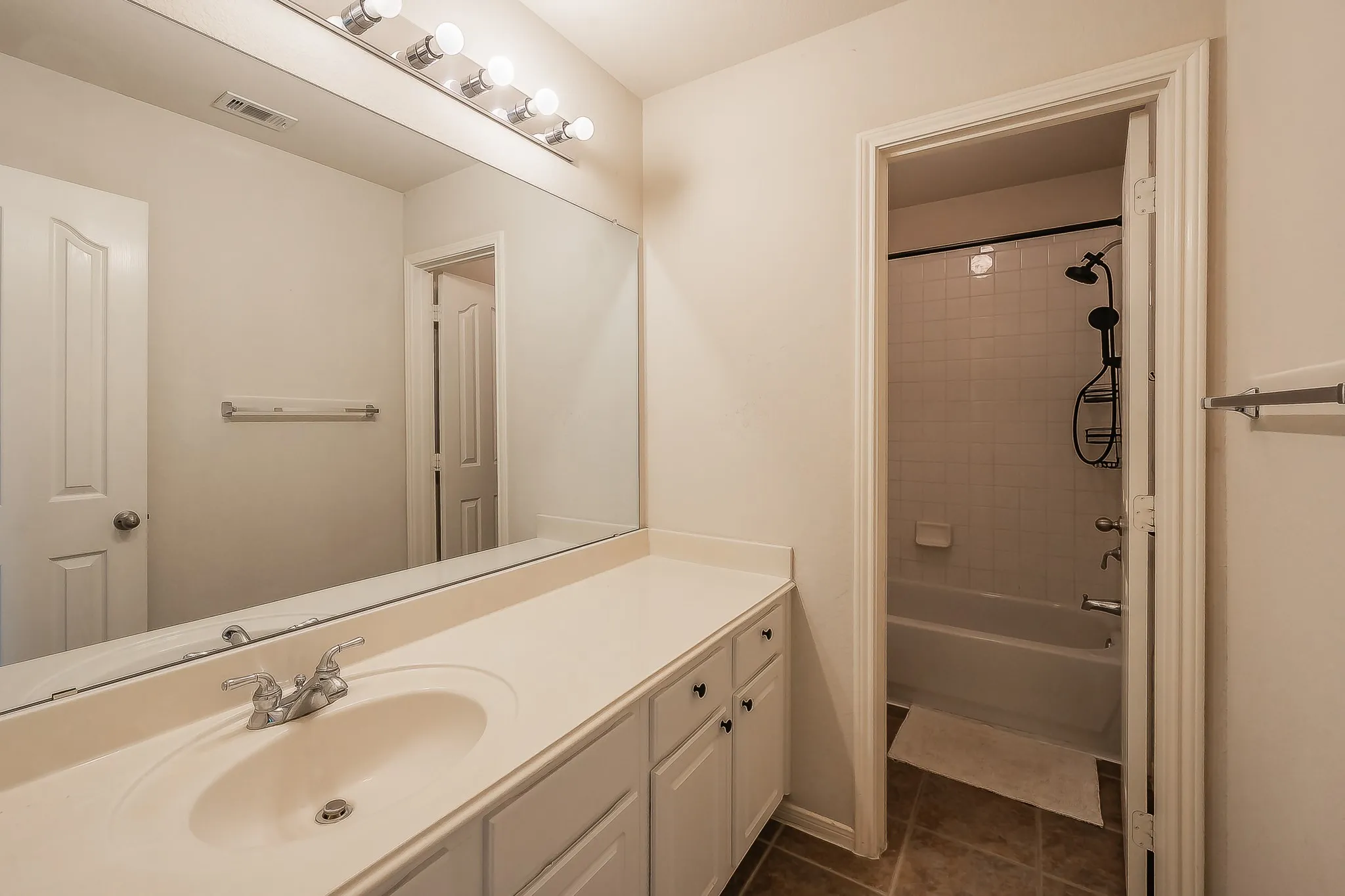 Single Family Residence For Sale in Tarrant County , 5516 Dunn Hill Drive, Fort Worth, Texas 76137, 5 Bedroom, 4 Bathroom, 2 Garage spaces, 3,921 Sqft, built in 2003, mls#21290053, Real Estate Agent in Fort Worth, Homes For Sale in Tarrant county, Homes For Sale in Fort Worth, Realtor in Fort Worth Texas, Real Estate Brokerage Independent Realty Texas, Luminita Cordes Realtor