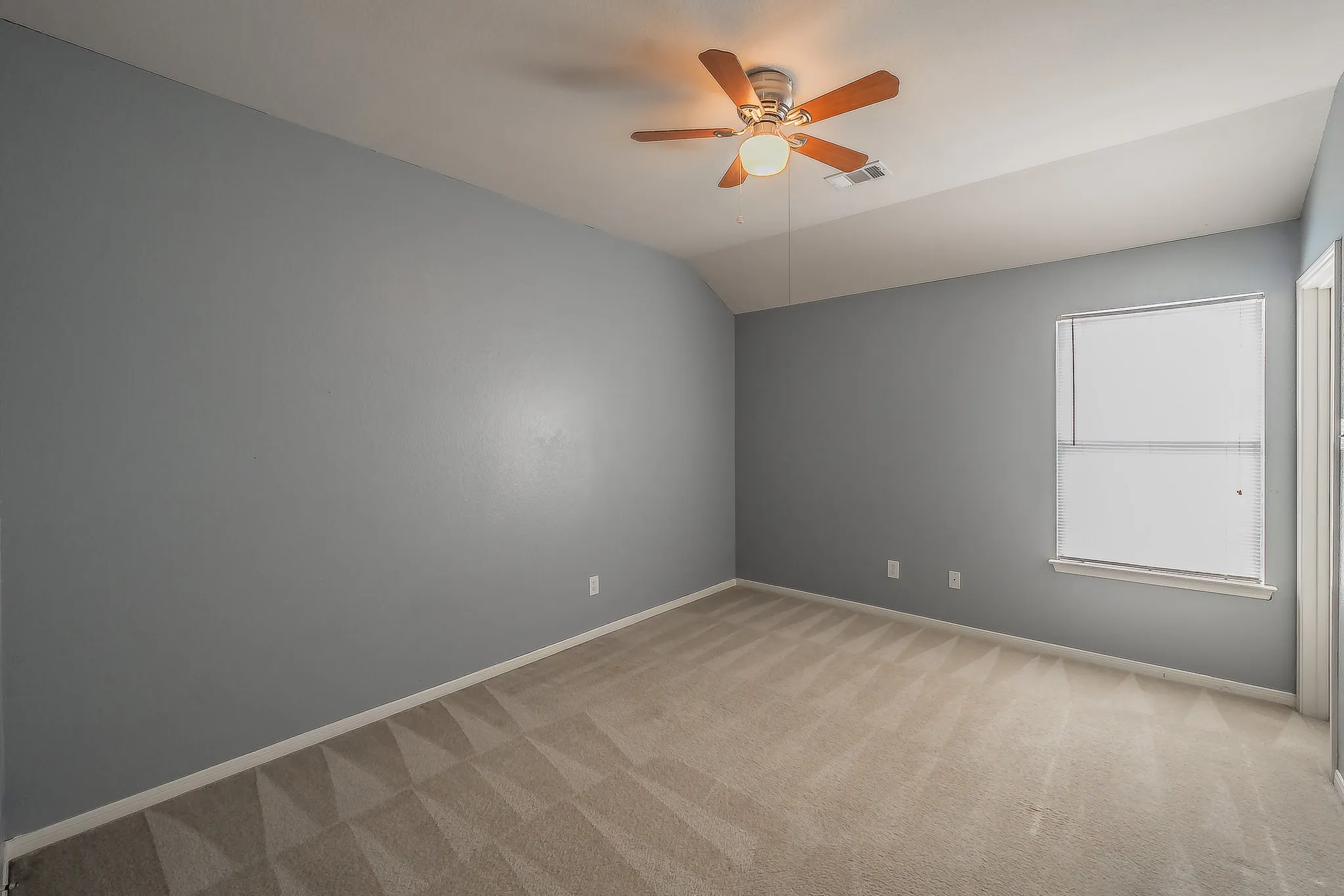 Single Family Residence For Sale in Tarrant County , 5516 Dunn Hill Drive, Fort Worth, Texas 76137, 5 Bedroom, 4 Bathroom, 2 Garage spaces, 3,921 Sqft, built in 2003, mls#21290053, Real Estate Agent in Fort Worth, Homes For Sale in Tarrant county, Homes For Sale in Fort Worth, Realtor in Fort Worth Texas, Real Estate Brokerage Independent Realty Texas, Luminita Cordes Realtor