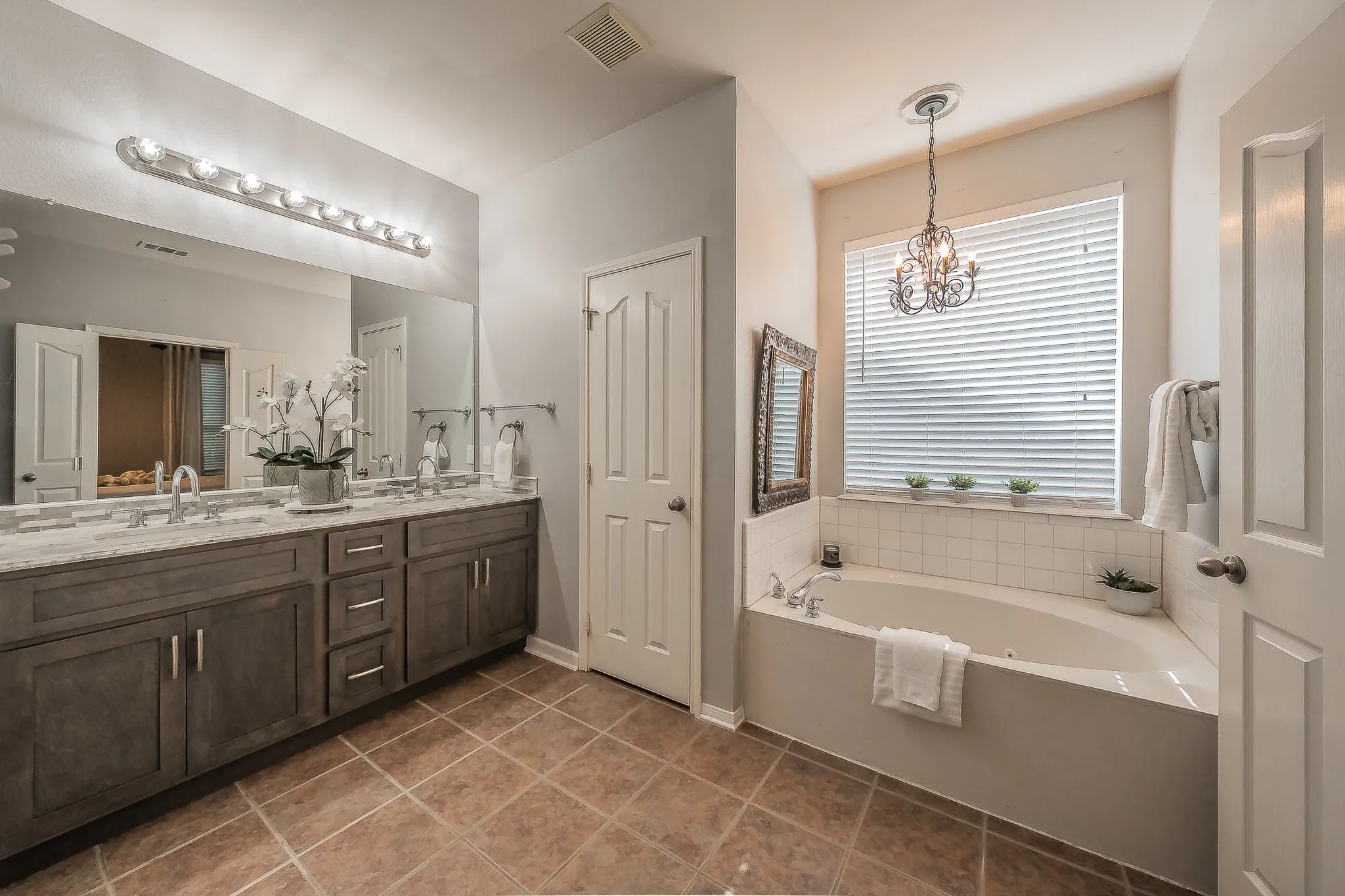 Single Family Residence For Sale in Tarrant County , 5516 Dunn Hill Drive, Fort Worth, Texas 76137, 5 Bedroom, 4 Bathroom, 2 Garage spaces, 3,921 Sqft, built in 2003, mls#21290053, Real Estate Agent in Fort Worth, Homes For Sale in Tarrant county, Homes For Sale in Fort Worth, Realtor in Fort Worth Texas, Real Estate Brokerage Independent Realty Texas, Luminita Cordes Realtor