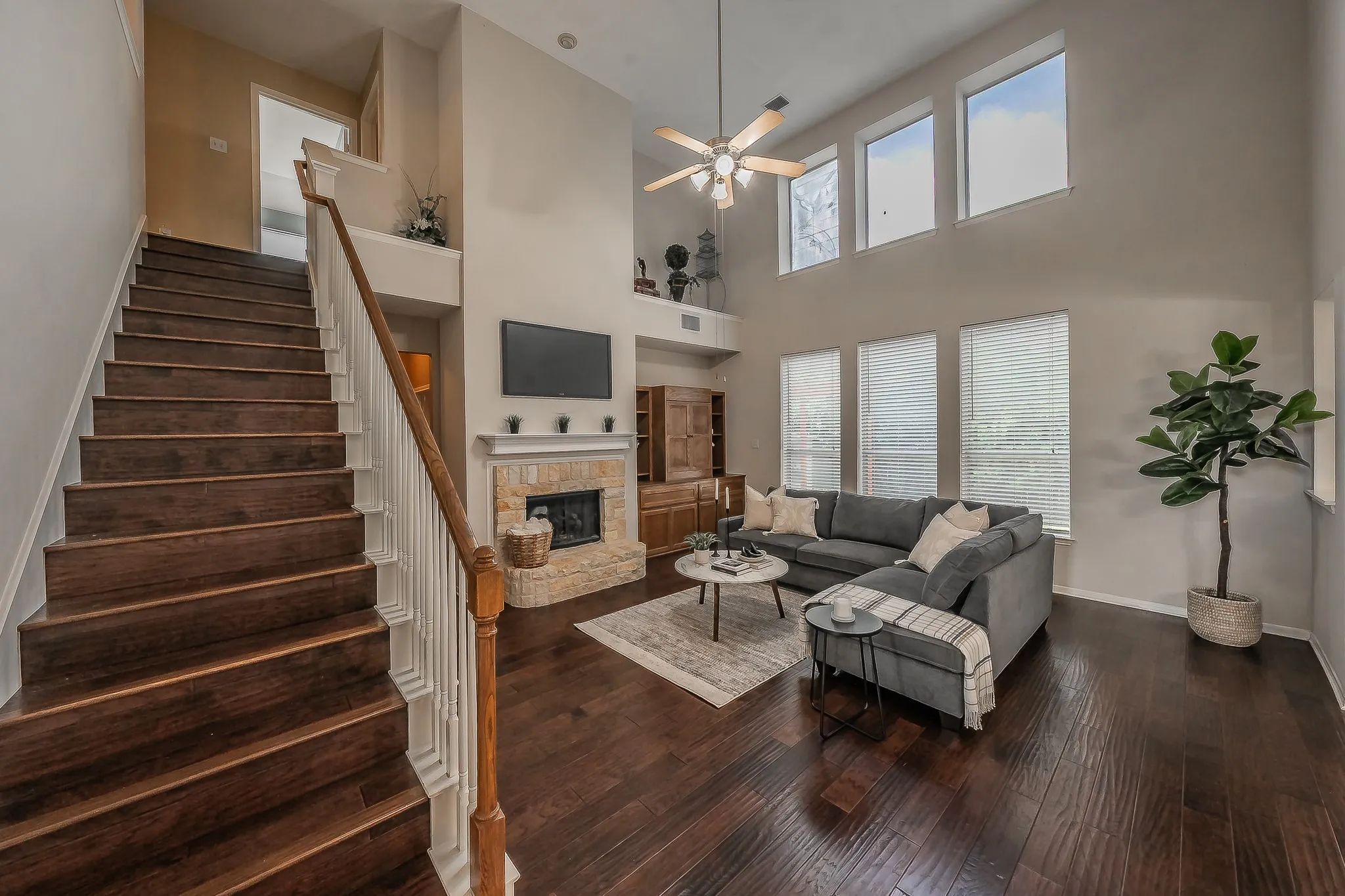 Single Family Residence For Sale in Tarrant County , 5516 Dunn Hill Drive, Fort Worth, Texas 76137, 5 Bedroom, 4 Bathroom, 2 Garage spaces, 3,921 Sqft, built in 2003, mls#21290053, Real Estate Agent in Fort Worth, Homes For Sale in Tarrant county, Homes For Sale in Fort Worth, Realtor in Fort Worth Texas, Real Estate Brokerage Independent Realty Texas, Luminita Cordes Realtor