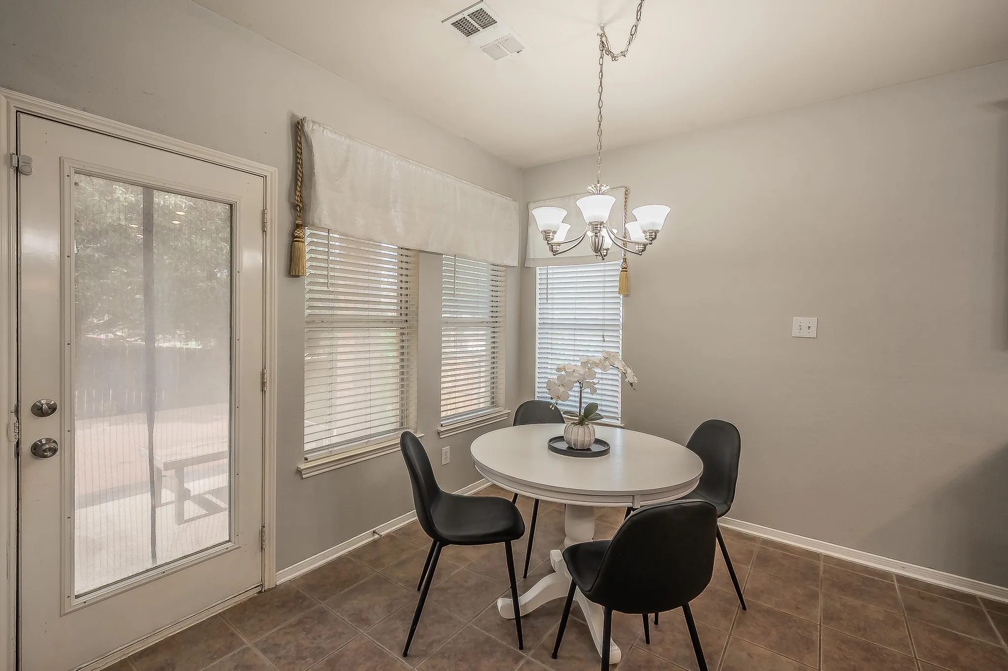 Single Family Residence For Sale in Tarrant County , 5516 Dunn Hill Drive, Fort Worth, Texas 76137, 5 Bedroom, 4 Bathroom, 2 Garage spaces, 3,921 Sqft, built in 2003, mls#21290053, Real Estate Agent in Fort Worth, Homes For Sale in Tarrant county, Homes For Sale in Fort Worth, Realtor in Fort Worth Texas, Real Estate Brokerage Independent Realty Texas, Luminita Cordes Realtor