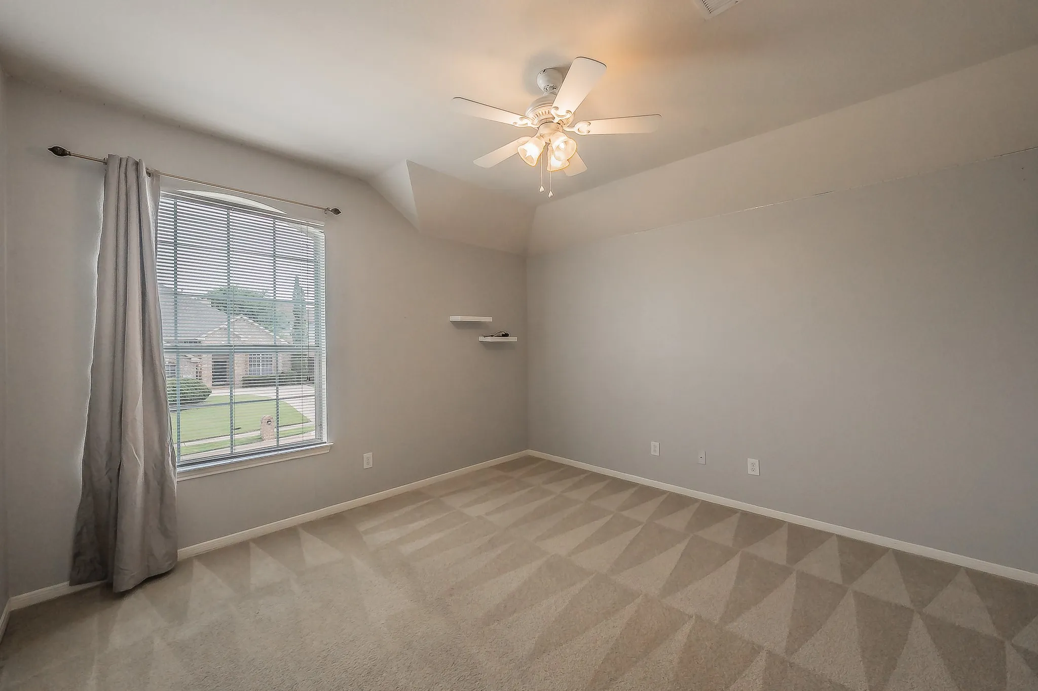 Single Family Residence For Sale in Tarrant County , 5516 Dunn Hill Drive, Fort Worth, Texas 76137, 5 Bedroom, 4 Bathroom, 2 Garage spaces, 3,921 Sqft, built in 2003, mls#21290053, Real Estate Agent in Fort Worth, Homes For Sale in Tarrant county, Homes For Sale in Fort Worth, Realtor in Fort Worth Texas, Real Estate Brokerage Independent Realty Texas, Luminita Cordes Realtor