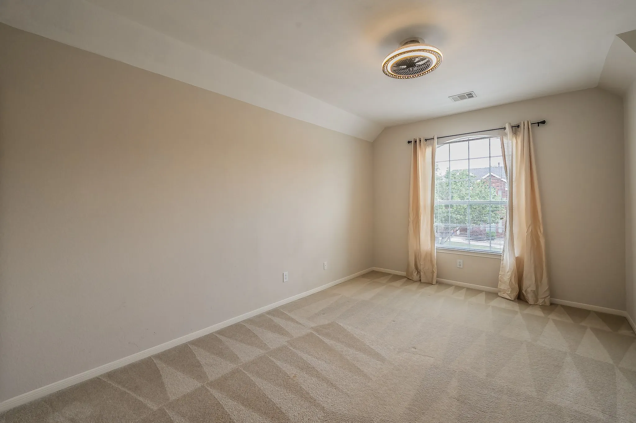 Single Family Residence For Sale in Tarrant County , 5516 Dunn Hill Drive, Fort Worth, Texas 76137, 5 Bedroom, 4 Bathroom, 2 Garage spaces, 3,921 Sqft, built in 2003, mls#21290053, Real Estate Agent in Fort Worth, Homes For Sale in Tarrant county, Homes For Sale in Fort Worth, Realtor in Fort Worth Texas, Real Estate Brokerage Independent Realty Texas, Luminita Cordes Realtor