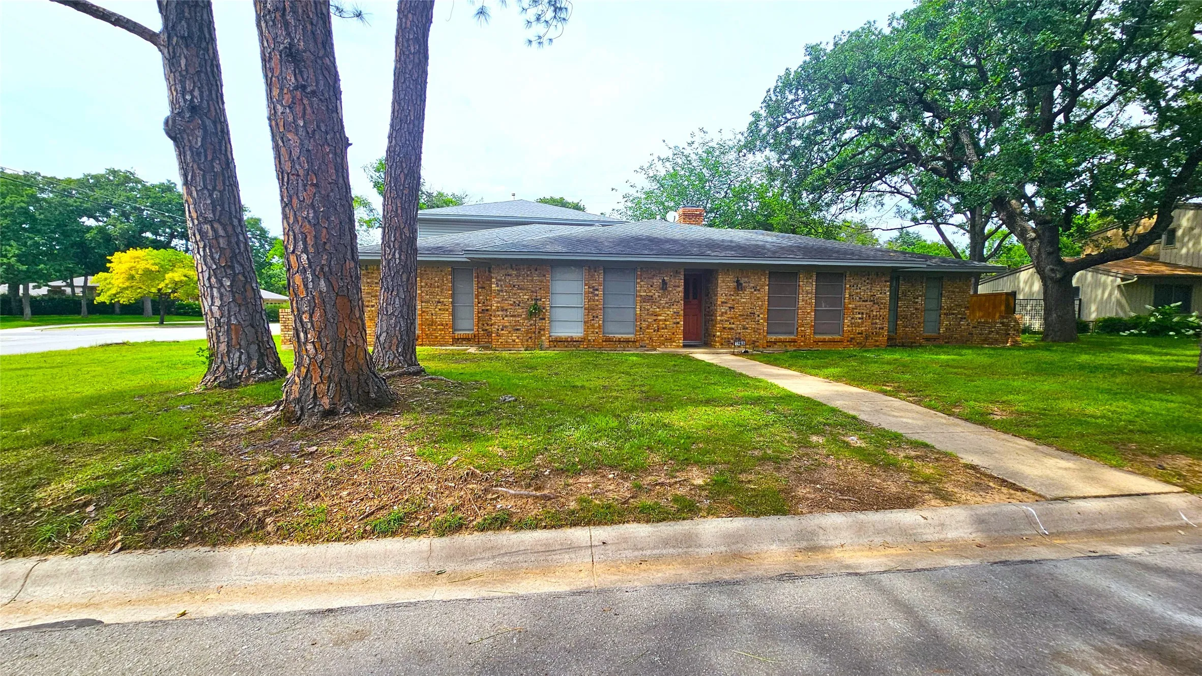 Single Family Residence For Rent in Denton County , 1908 Westridge Street, Denton, Texas 76205, 6 Bedroom, 3 Bathroom, 1 Garage spaces, 2,220 Sqft, built in 1968, mls#21291598, Real Estate Agent in Denton, Homes For Rent in Denton county, Homes For Rent in Denton, Realtor in Denton Texas, Real Estate Brokerage Independent Realty Texas, Luminita Cordes Realtor