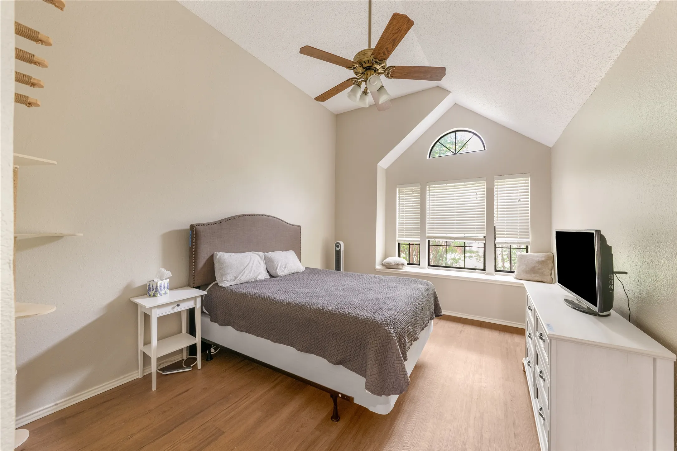 Condominium For Sale in Dallas County , 402 Santa Fe Trail 37, Irving, Texas 75063, 2 Bedrooms, 3 Bathrooms, 1 Garage spaces, 1,289 Sqft, built in 1986, Price $289,000, mls#21288611, Real Estate Agent in Irving, Homes For Sale in Dallas county, Homes For Sale in Irving, Realtor in Irving Texas, Real Estate Brokerage Independent Realty Texas, Luminita Cordes Realtor