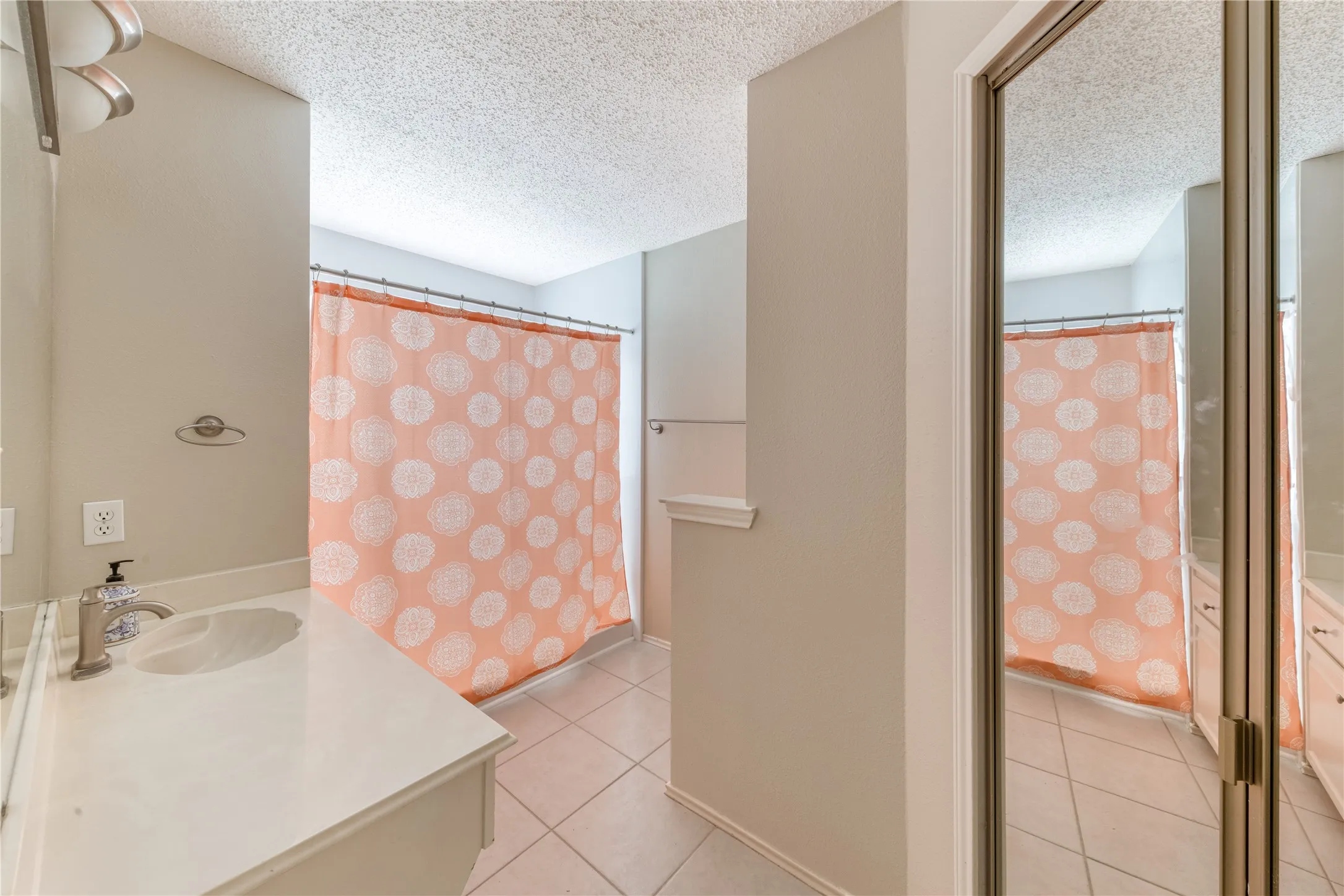Condominium For Sale in Dallas County , 402 Santa Fe Trail 37, Irving, Texas 75063, 2 Bedrooms, 3 Bathrooms, 1 Garage spaces, 1,289 Sqft, built in 1986, Price $289,000, mls#21288611, Real Estate Agent in Irving, Homes For Sale in Dallas county, Homes For Sale in Irving, Realtor in Irving Texas, Real Estate Brokerage Independent Realty Texas, Luminita Cordes Realtor
