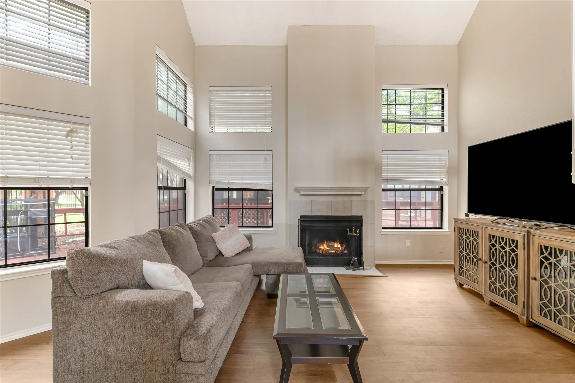 Condominium For Sale in Dallas County , 402 Santa Fe Trail 37, Irving, Texas 75063, 2 Bedrooms, 3 Bathrooms, 1 Garage spaces, 1,289 Sqft, built in 1986, Price $289,000, mls#21288611, Real Estate Agent in Irving, Homes For Sale in Dallas county, Homes For Sale in Irving, Realtor in Irving Texas, Real Estate Brokerage Independent Realty Texas, Luminita Cordes Realtor