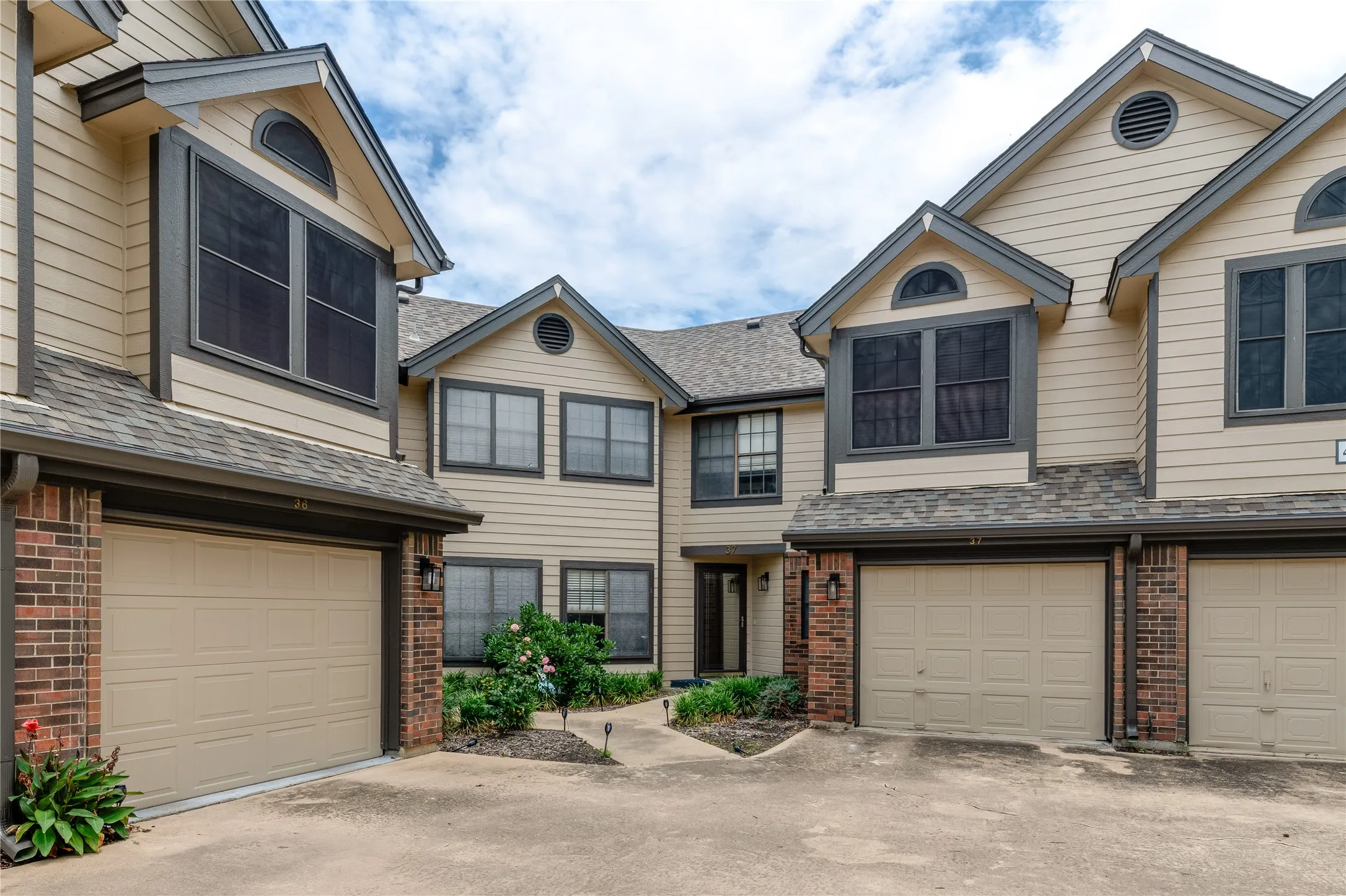 Condominium For Sale in Dallas County , 402 Santa Fe Trail 37, Irving, Texas 75063, 2 Bedrooms, 3 Bathrooms, 1 Garage spaces, 1,289 Sqft, built in 1986, Price $289,000, mls#21288611, Real Estate Agent in Irving, Homes For Sale in Dallas county, Homes For Sale in Irving, Realtor in Irving Texas, Real Estate Brokerage Independent Realty Texas, Luminita Cordes Realtor
