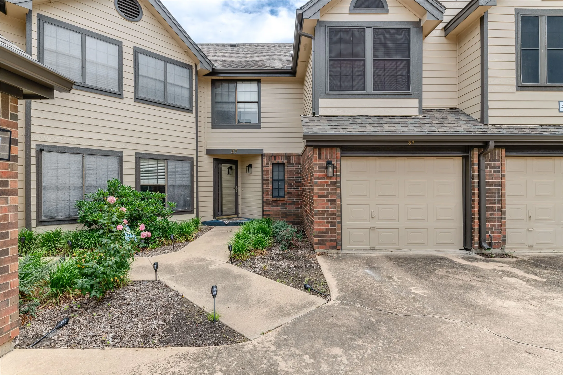 Condominium For Sale in Dallas County , 402 Santa Fe Trail 37, Irving, Texas 75063, 2 Bedrooms, 3 Bathrooms, 1 Garage spaces, 1,289 Sqft, built in 1986, Price $289,000, mls#21288611, Real Estate Agent in Irving, Homes For Sale in Dallas county, Homes For Sale in Irving, Realtor in Irving Texas, Real Estate Brokerage Independent Realty Texas, Luminita Cordes Realtor