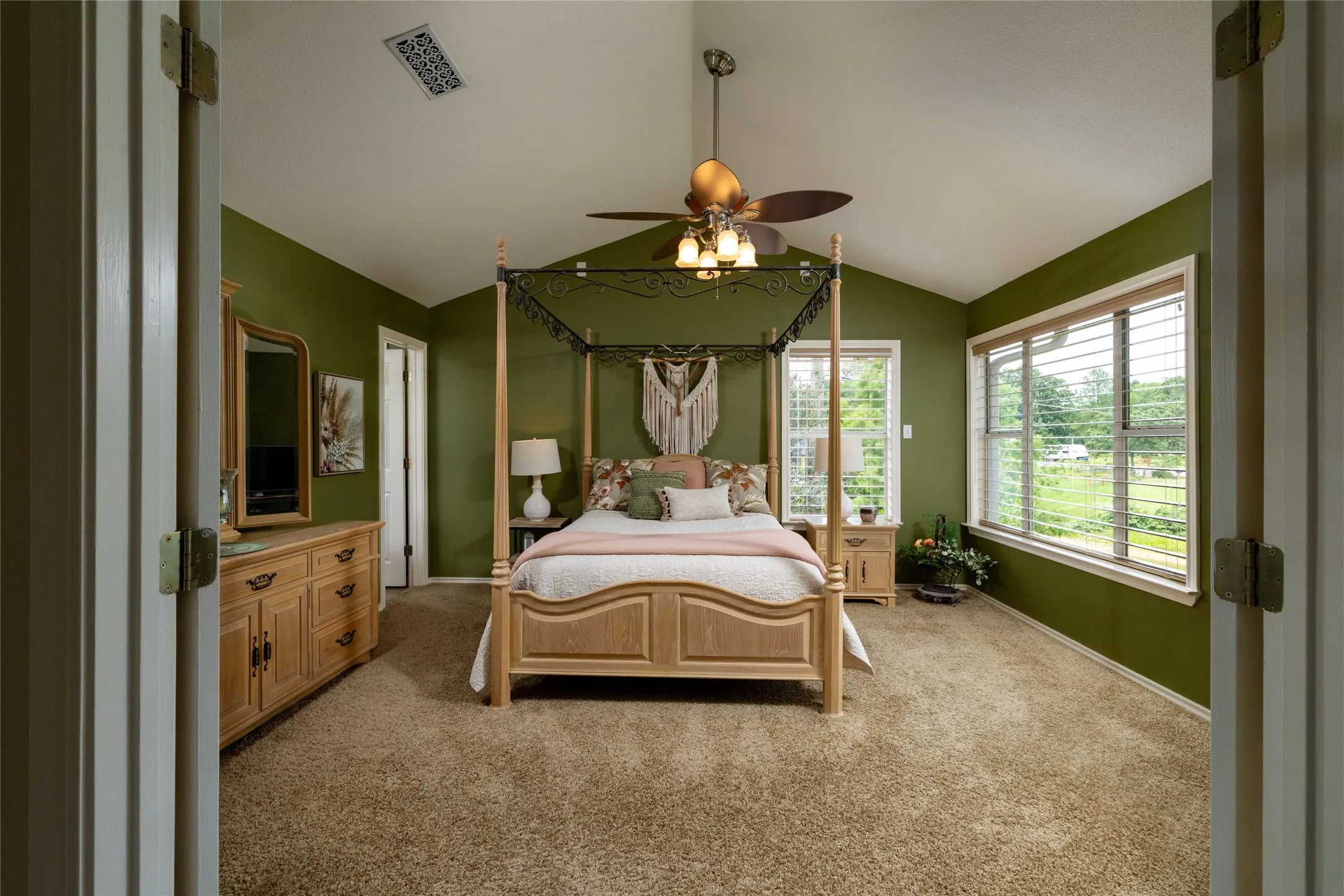 Single Family Residence For Sale in Henderson County , 313 Sundown Trail, Tool, Texas 75143, 4 Bedroom, 3 Bathroom, 1 Garage spaces, 2,443 Sqft, built in 1972, mls#21288389, Real Estate Agent in Tool, Homes For Sale in Henderson county, Homes For Sale in Tool, Realtor in Tool Texas, Real Estate Brokerage Independent Realty Texas, Luminita Cordes Realtor