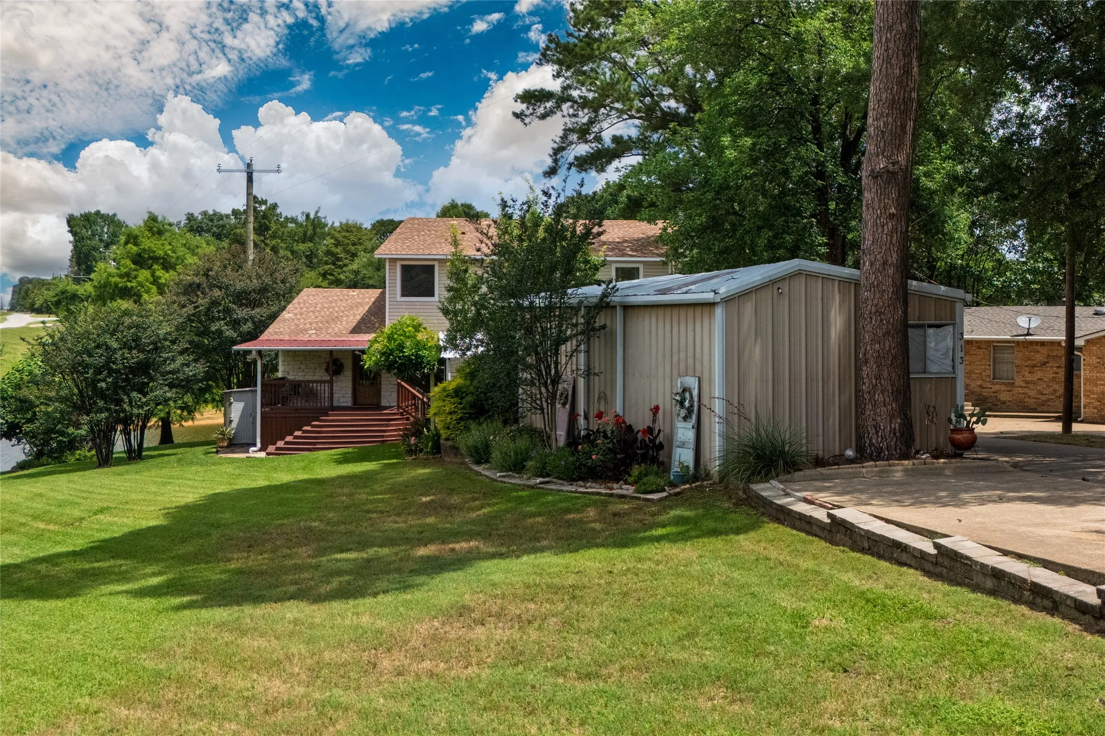 Single Family Residence For Sale in Henderson County , 313 Sundown Trail, Tool, Texas 75143, 4 Bedroom, 3 Bathroom, 1 Garage spaces, 2,443 Sqft, built in 1972, mls#21288389, Real Estate Agent in Tool, Homes For Sale in Henderson county, Homes For Sale in Tool, Realtor in Tool Texas, Real Estate Brokerage Independent Realty Texas, Luminita Cordes Realtor