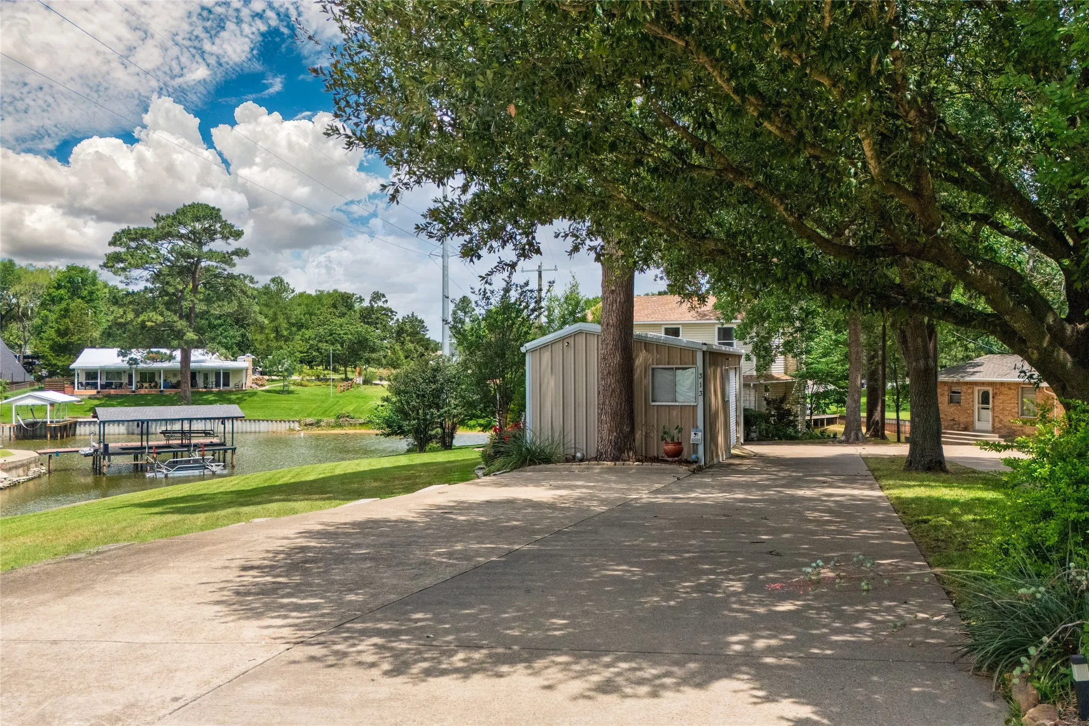 Single Family Residence For Sale in Henderson County , 313 Sundown Trail, Tool, Texas 75143, 4 Bedroom, 3 Bathroom, 1 Garage spaces, 2,443 Sqft, built in 1972, mls#21288389, Real Estate Agent in Tool, Homes For Sale in Henderson county, Homes For Sale in Tool, Realtor in Tool Texas, Real Estate Brokerage Independent Realty Texas, Luminita Cordes Realtor