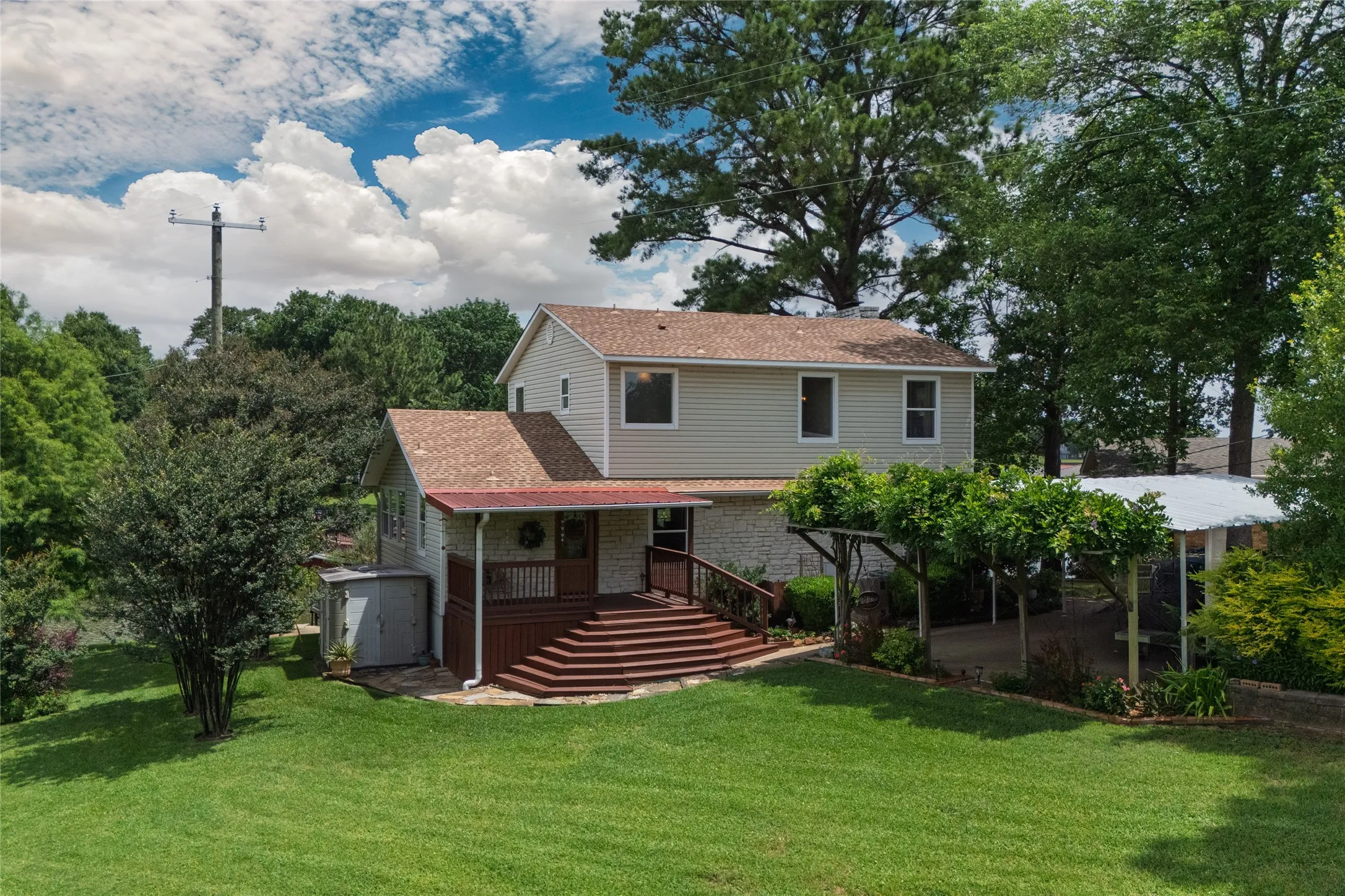 Single Family Residence For Sale in Henderson County , 313 Sundown Trail, Tool, Texas 75143, 4 Bedroom, 3 Bathroom, 1 Garage spaces, 2,443 Sqft, built in 1972, mls#21288389, Real Estate Agent in Tool, Homes For Sale in Henderson county, Homes For Sale in Tool, Realtor in Tool Texas, Real Estate Brokerage Independent Realty Texas, Luminita Cordes Realtor