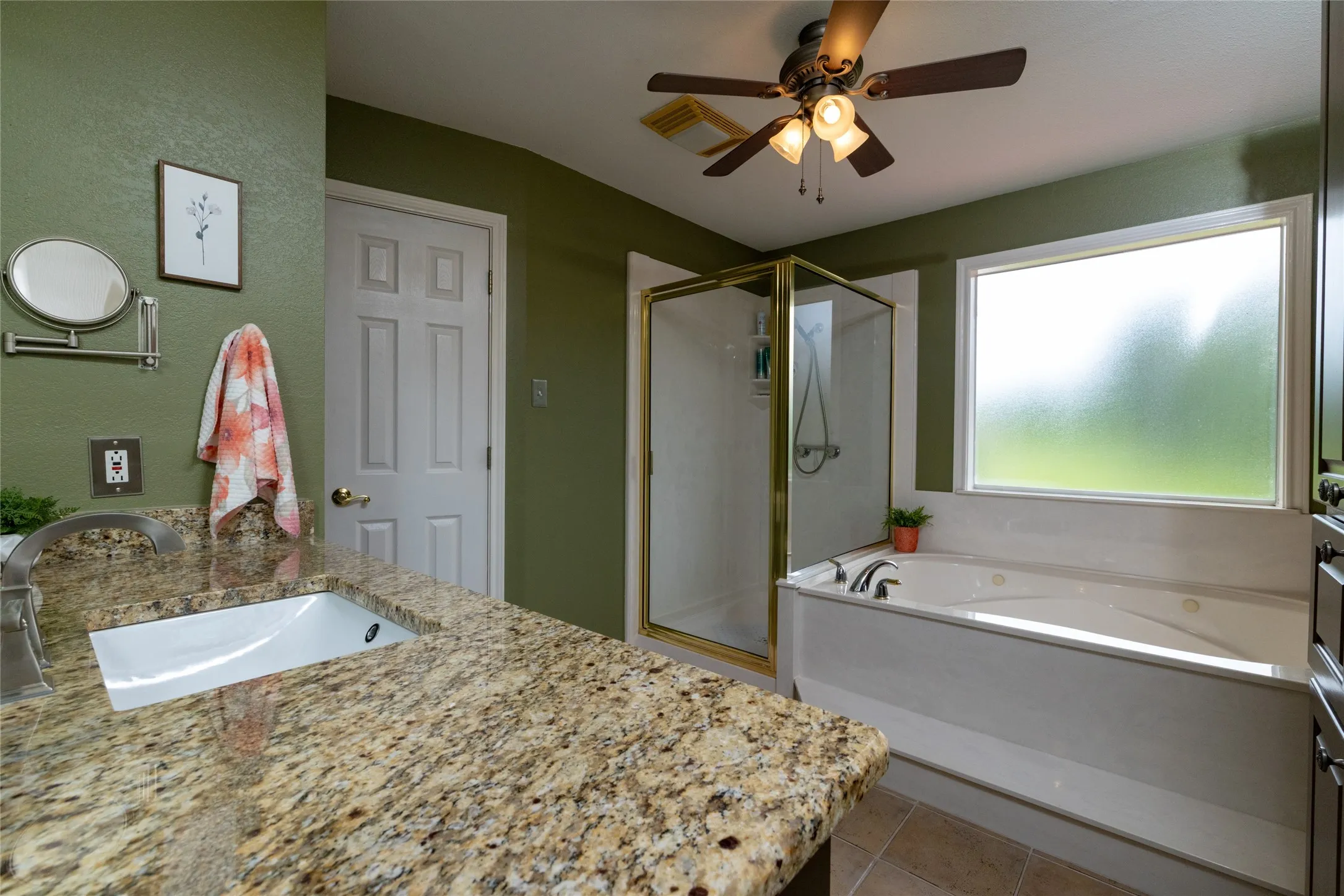 Single Family Residence For Sale in Henderson County , 313 Sundown Trail, Tool, Texas 75143, 4 Bedroom, 3 Bathroom, 1 Garage spaces, 2,443 Sqft, built in 1972, mls#21288389, Real Estate Agent in Tool, Homes For Sale in Henderson county, Homes For Sale in Tool, Realtor in Tool Texas, Real Estate Brokerage Independent Realty Texas, Luminita Cordes Realtor