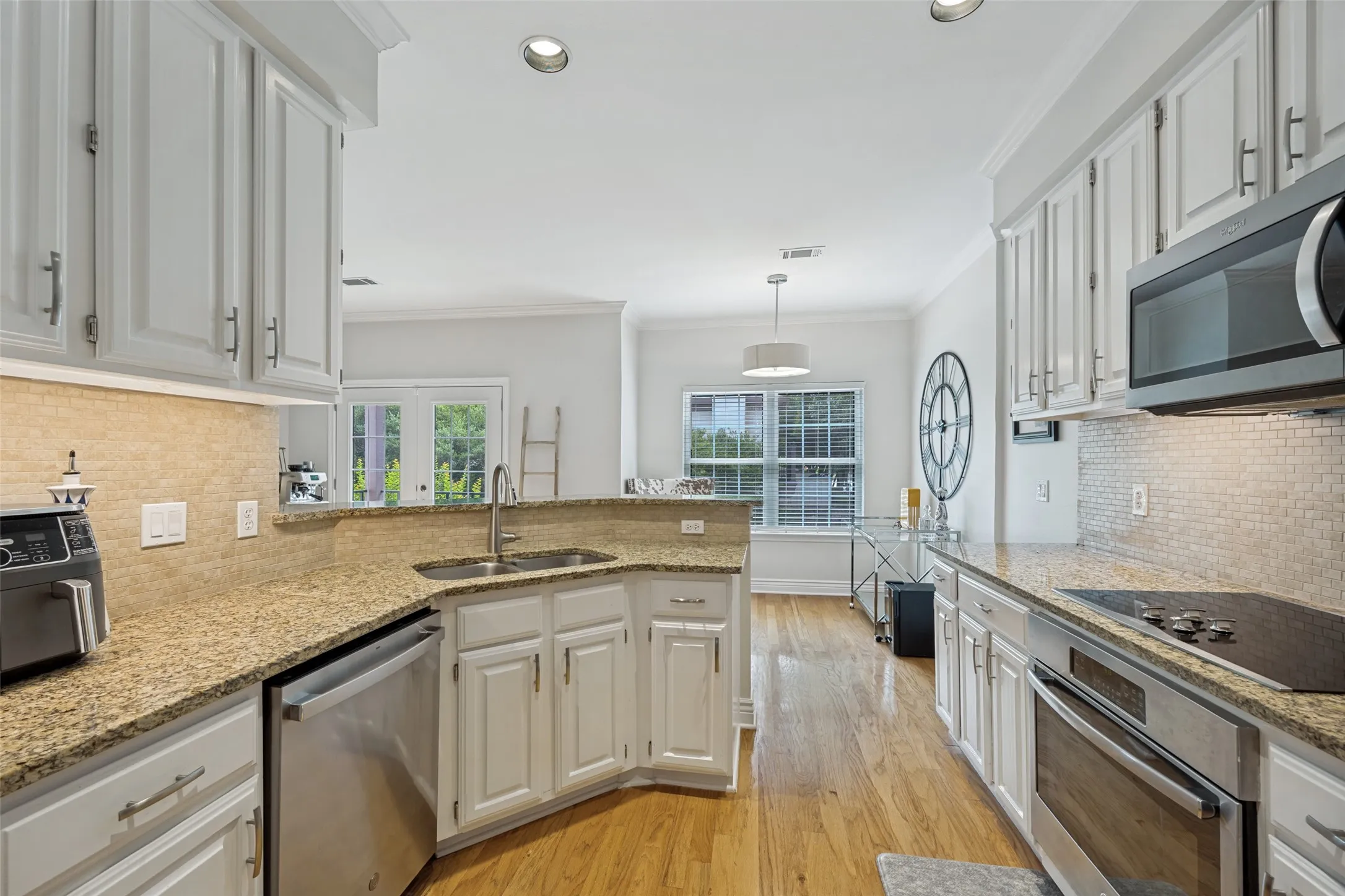 Open kitchen on both sides