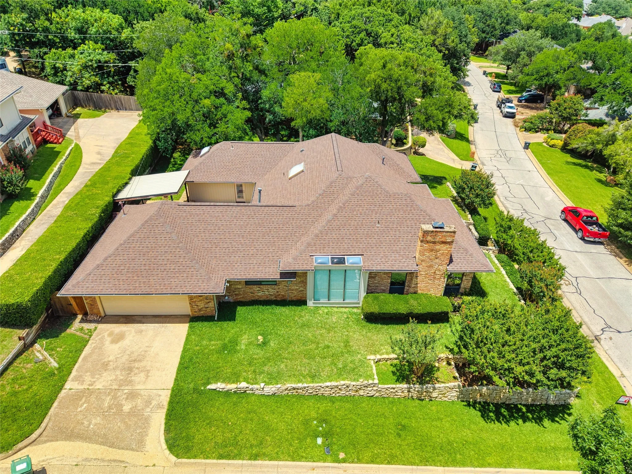 Single Family Residence For Sale in Tarrant County , 1908 Lakehill Court, Arlington, Texas 76012, 4 Bedroom, 3 Bathroom, 2 Garage spaces, 2,840 Sqft, built in 1980, mls#21291578, Real Estate Agent in Arlington, Homes For Sale in Tarrant county, Homes For Sale in Arlington, Realtor in Arlington Texas, Real Estate Brokerage Independent Realty Texas, Luminita Cordes Realtor