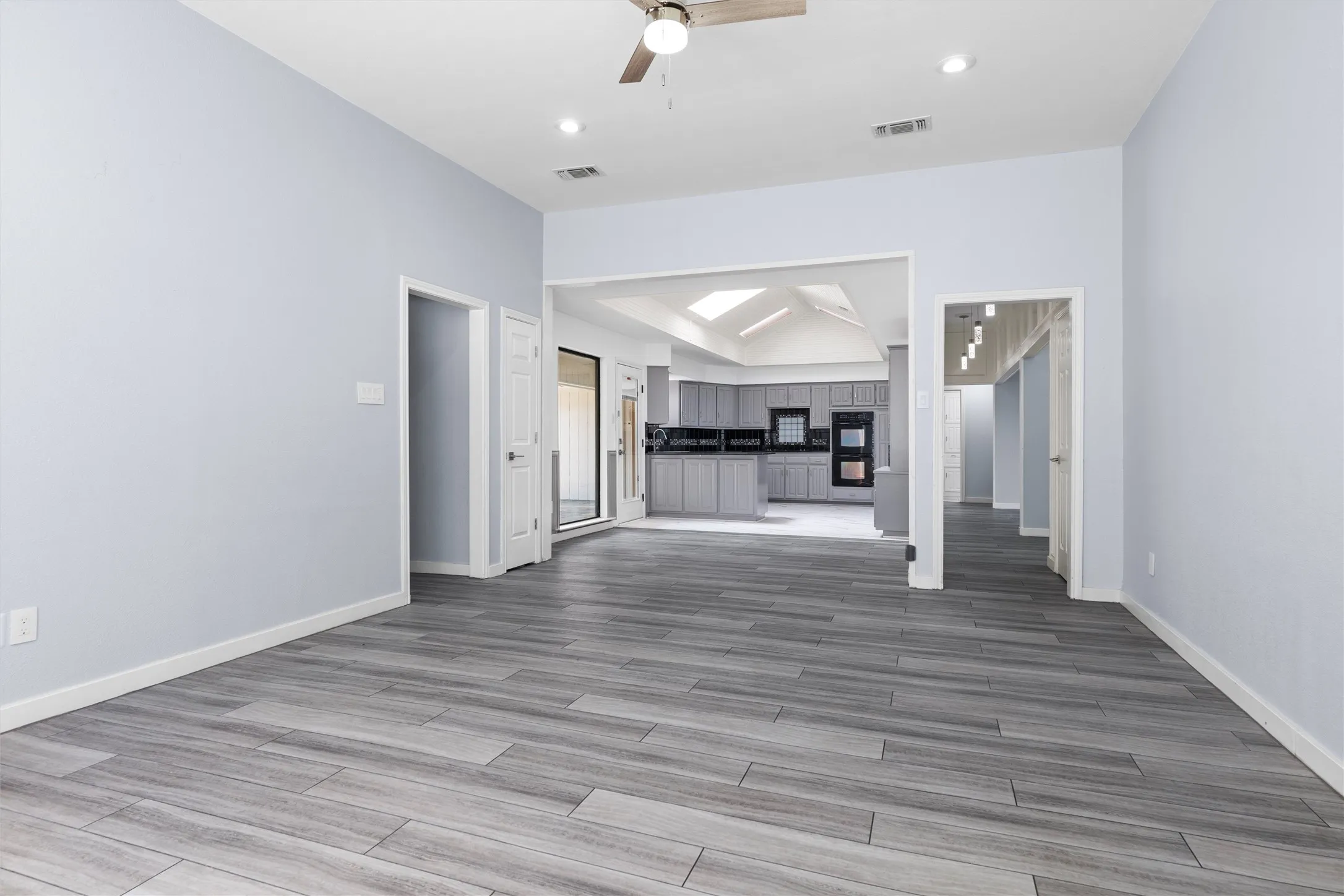Single Family Residence For Sale in Tarrant County , 1908 Lakehill Court, Arlington, Texas 76012, 4 Bedroom, 3 Bathroom, 2 Garage spaces, 2,840 Sqft, built in 1980, mls#21291578, Real Estate Agent in Arlington, Homes For Sale in Tarrant county, Homes For Sale in Arlington, Realtor in Arlington Texas, Real Estate Brokerage Independent Realty Texas, Luminita Cordes Realtor
