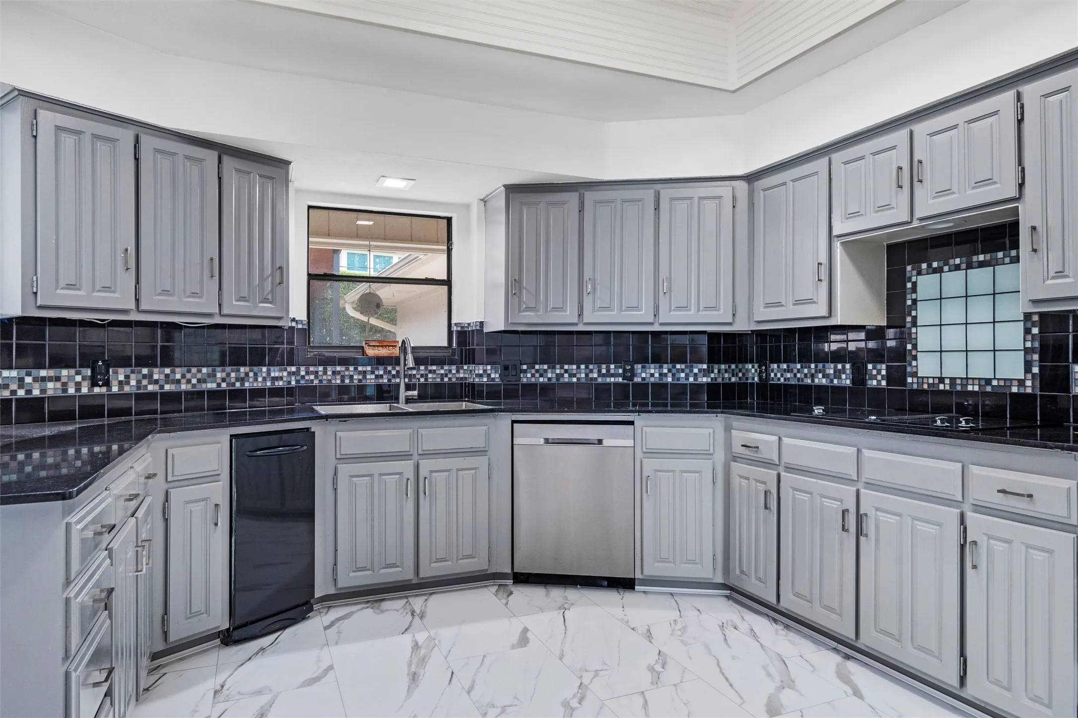 Single Family Residence For Sale in Tarrant County , 1908 Lakehill Court, Arlington, Texas 76012, 4 Bedroom, 3 Bathroom, 2 Garage spaces, 2,840 Sqft, built in 1980, mls#21291578, Real Estate Agent in Arlington, Homes For Sale in Tarrant county, Homes For Sale in Arlington, Realtor in Arlington Texas, Real Estate Brokerage Independent Realty Texas, Luminita Cordes Realtor