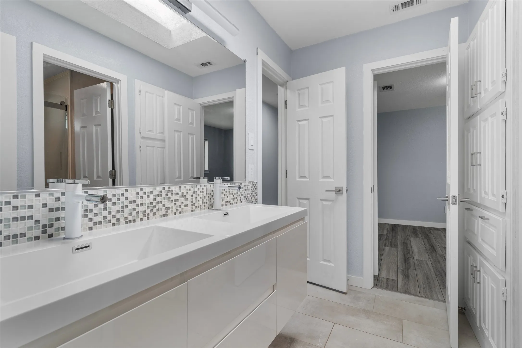 Single Family Residence For Sale in Tarrant County , 1908 Lakehill Court, Arlington, Texas 76012, 4 Bedroom, 3 Bathroom, 2 Garage spaces, 2,840 Sqft, built in 1980, mls#21291578, Real Estate Agent in Arlington, Homes For Sale in Tarrant county, Homes For Sale in Arlington, Realtor in Arlington Texas, Real Estate Brokerage Independent Realty Texas, Luminita Cordes Realtor