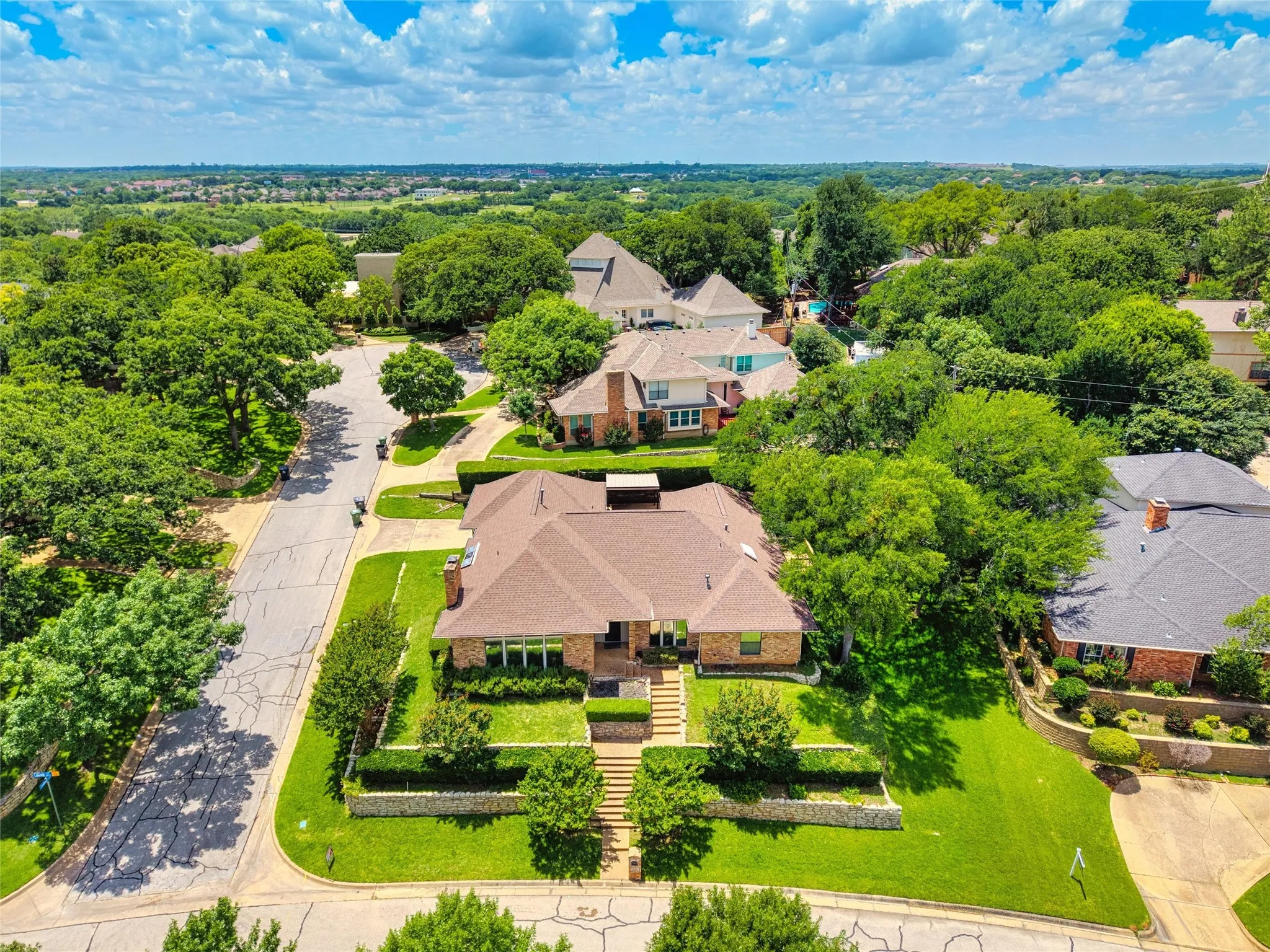 Single Family Residence For Sale in Tarrant County , 1908 Lakehill Court, Arlington, Texas 76012, 4 Bedroom, 3 Bathroom, 2 Garage spaces, 2,840 Sqft, built in 1980, mls#21291578, Real Estate Agent in Arlington, Homes For Sale in Tarrant county, Homes For Sale in Arlington, Realtor in Arlington Texas, Real Estate Brokerage Independent Realty Texas, Luminita Cordes Realtor