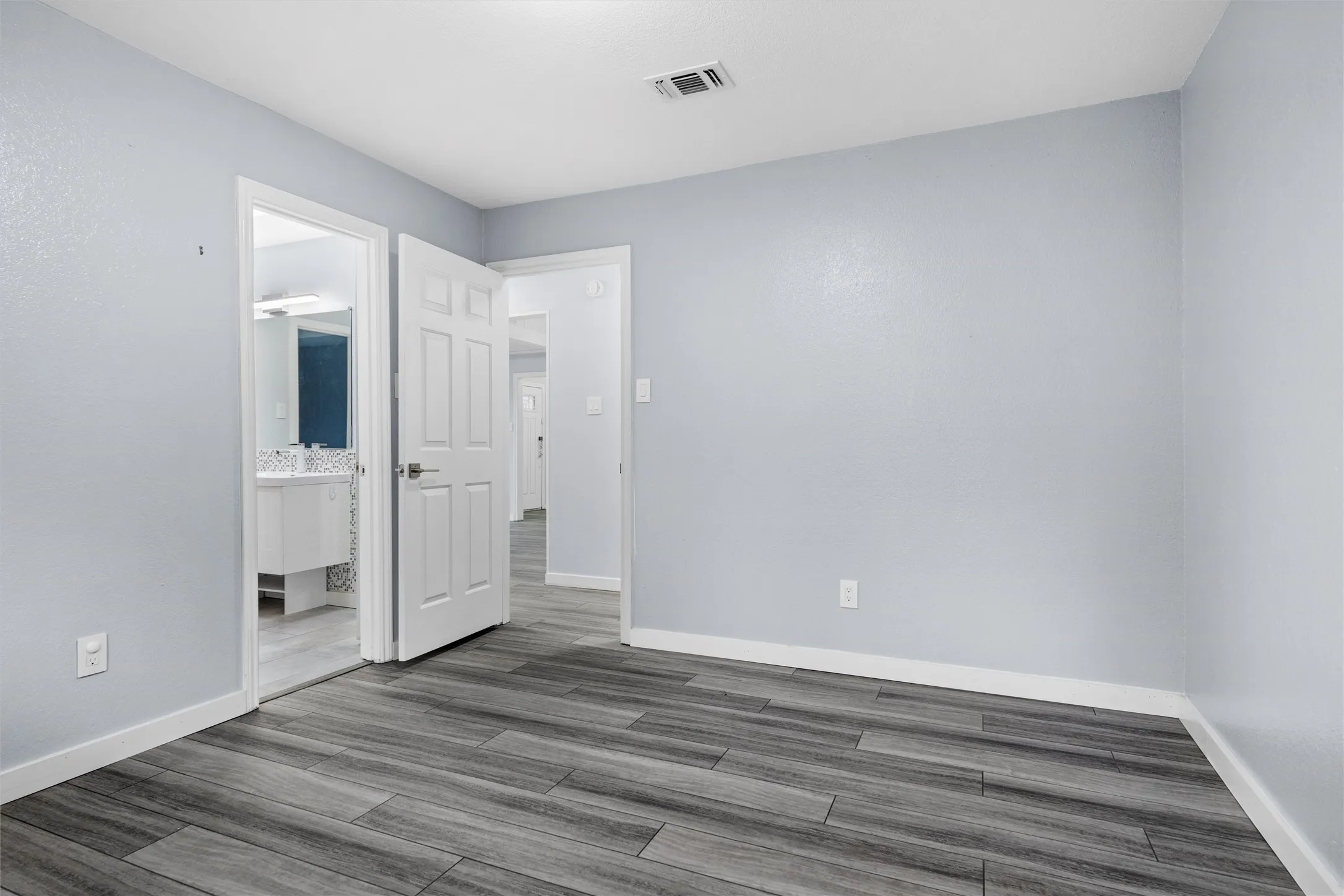 Single Family Residence For Sale in Tarrant County , 1908 Lakehill Court, Arlington, Texas 76012, 4 Bedroom, 3 Bathroom, 2 Garage spaces, 2,840 Sqft, built in 1980, mls#21291578, Real Estate Agent in Arlington, Homes For Sale in Tarrant county, Homes For Sale in Arlington, Realtor in Arlington Texas, Real Estate Brokerage Independent Realty Texas, Luminita Cordes Realtor
