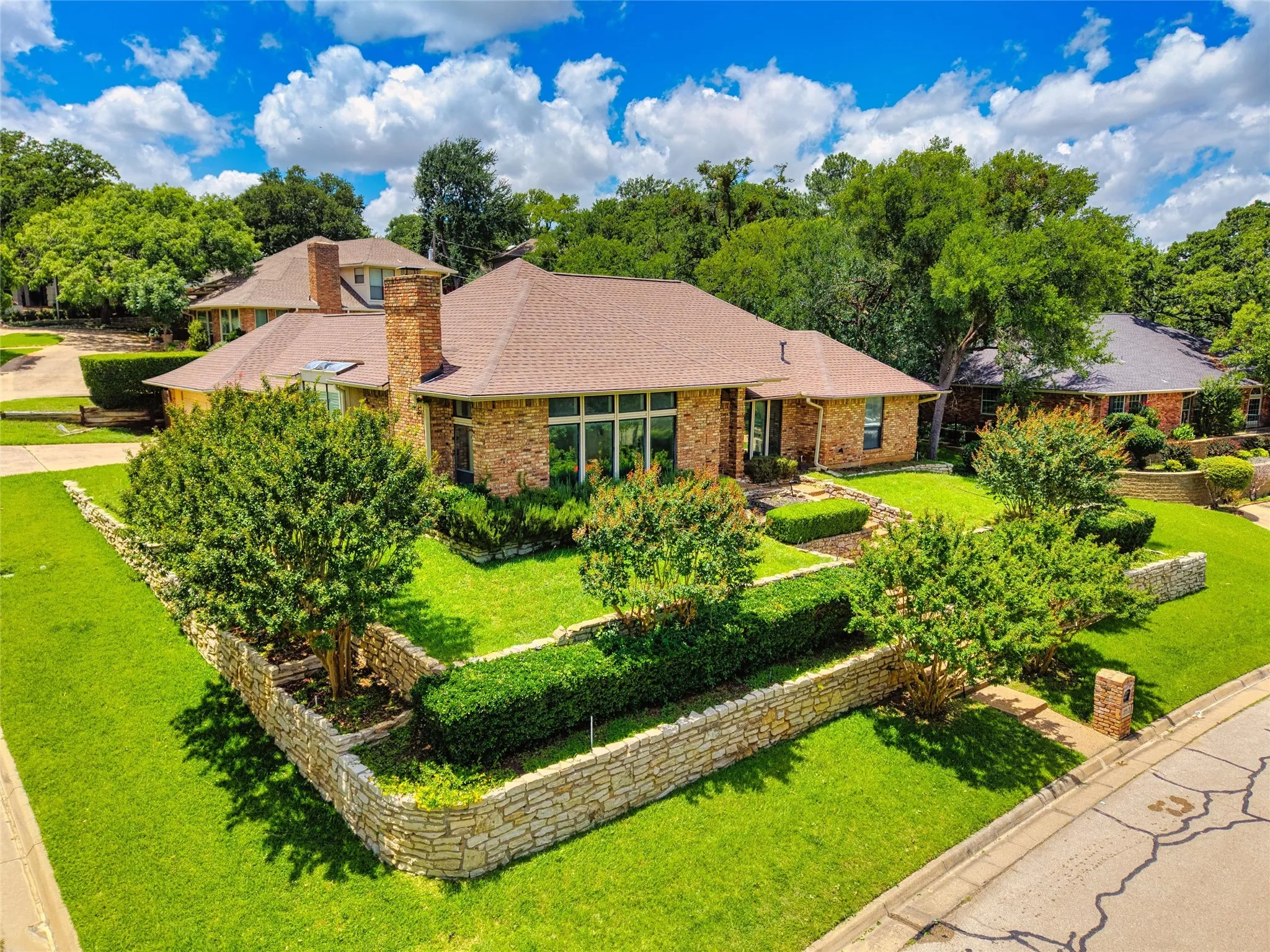 Single Family Residence For Sale in Tarrant County , 1908 Lakehill Court, Arlington, Texas 76012, 4 Bedroom, 3 Bathroom, 2 Garage spaces, 2,840 Sqft, built in 1980, mls#21291578, Real Estate Agent in Arlington, Homes For Sale in Tarrant county, Homes For Sale in Arlington, Realtor in Arlington Texas, Real Estate Brokerage Independent Realty Texas, Luminita Cordes Realtor