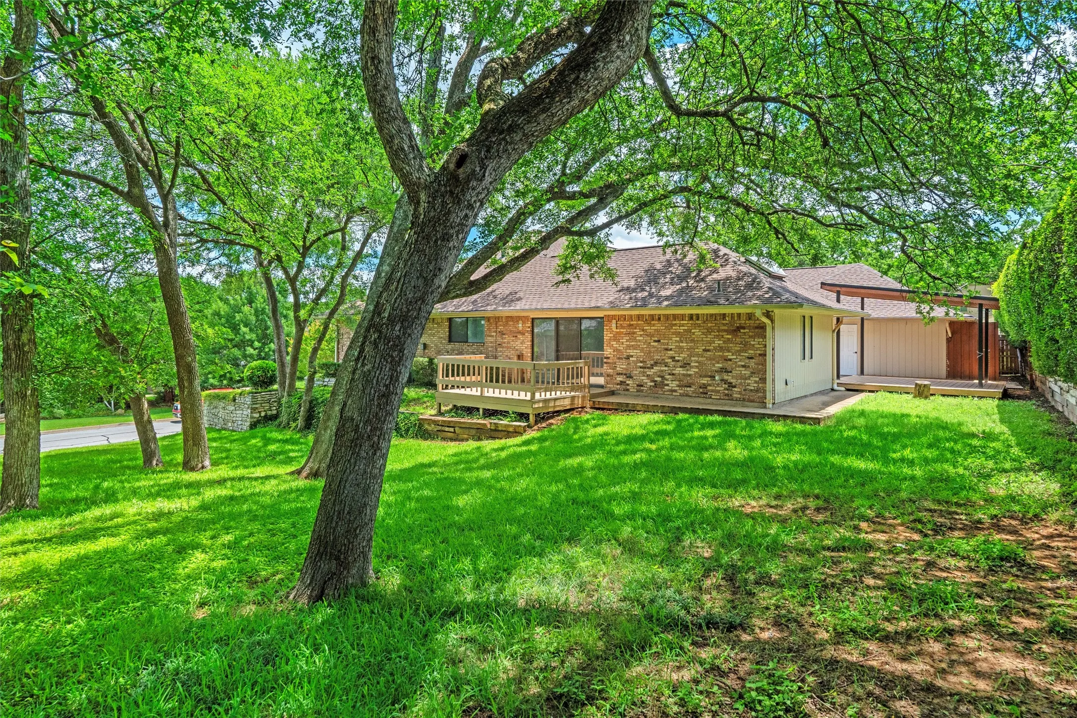 Single Family Residence For Sale in Tarrant County , 1908 Lakehill Court, Arlington, Texas 76012, 4 Bedroom, 3 Bathroom, 2 Garage spaces, 2,840 Sqft, built in 1980, mls#21291578, Real Estate Agent in Arlington, Homes For Sale in Tarrant county, Homes For Sale in Arlington, Realtor in Arlington Texas, Real Estate Brokerage Independent Realty Texas, Luminita Cordes Realtor