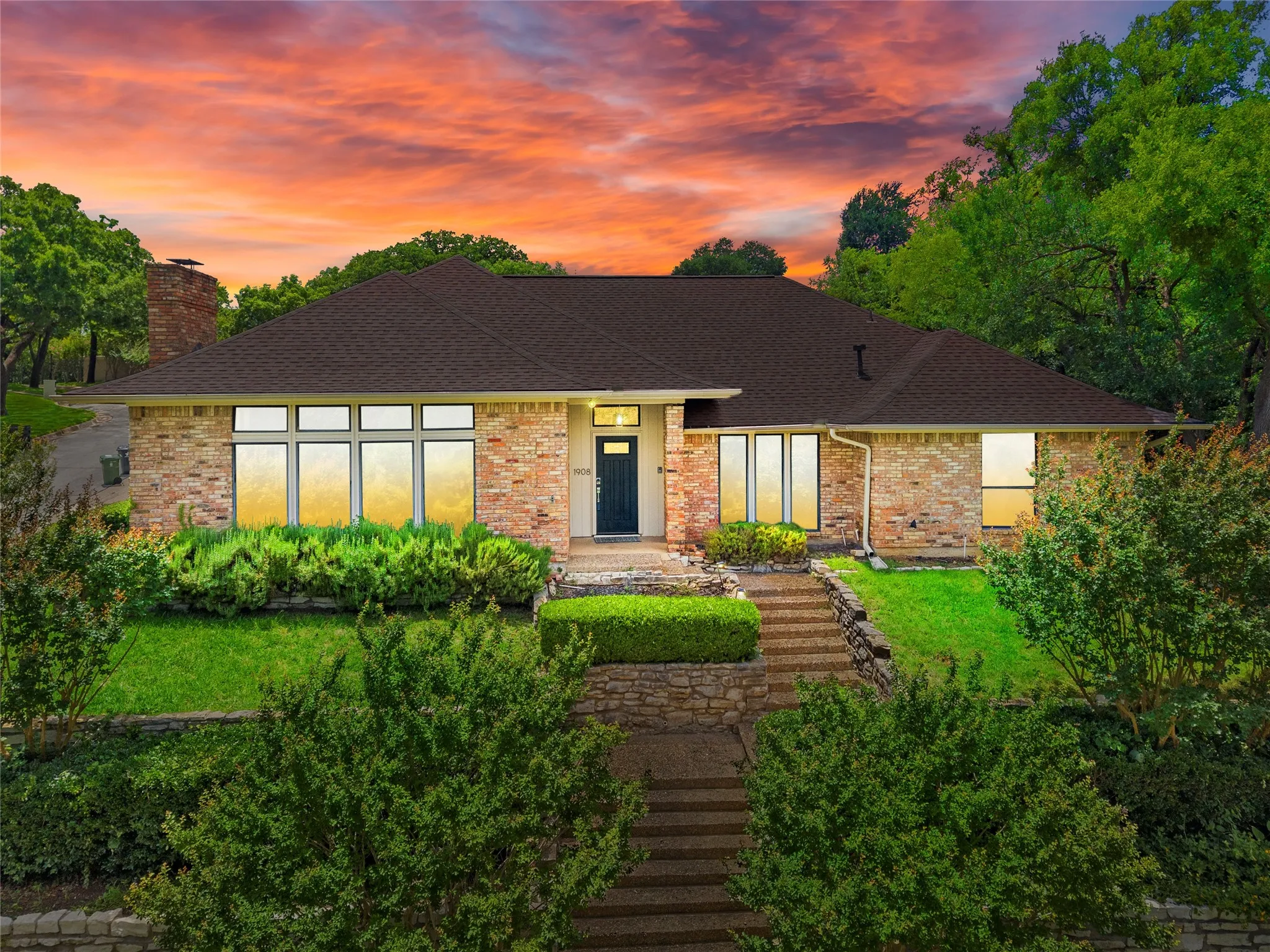 Single Family Residence For Sale in Tarrant County , 1908 Lakehill Court, Arlington, Texas 76012, 4 Bedroom, 3 Bathroom, 2 Garage spaces, 2,840 Sqft, built in 1980, mls#21291578, Real Estate Agent in Arlington, Homes For Sale in Tarrant county, Homes For Sale in Arlington, Realtor in Arlington Texas, Real Estate Brokerage Independent Realty Texas, Luminita Cordes Realtor