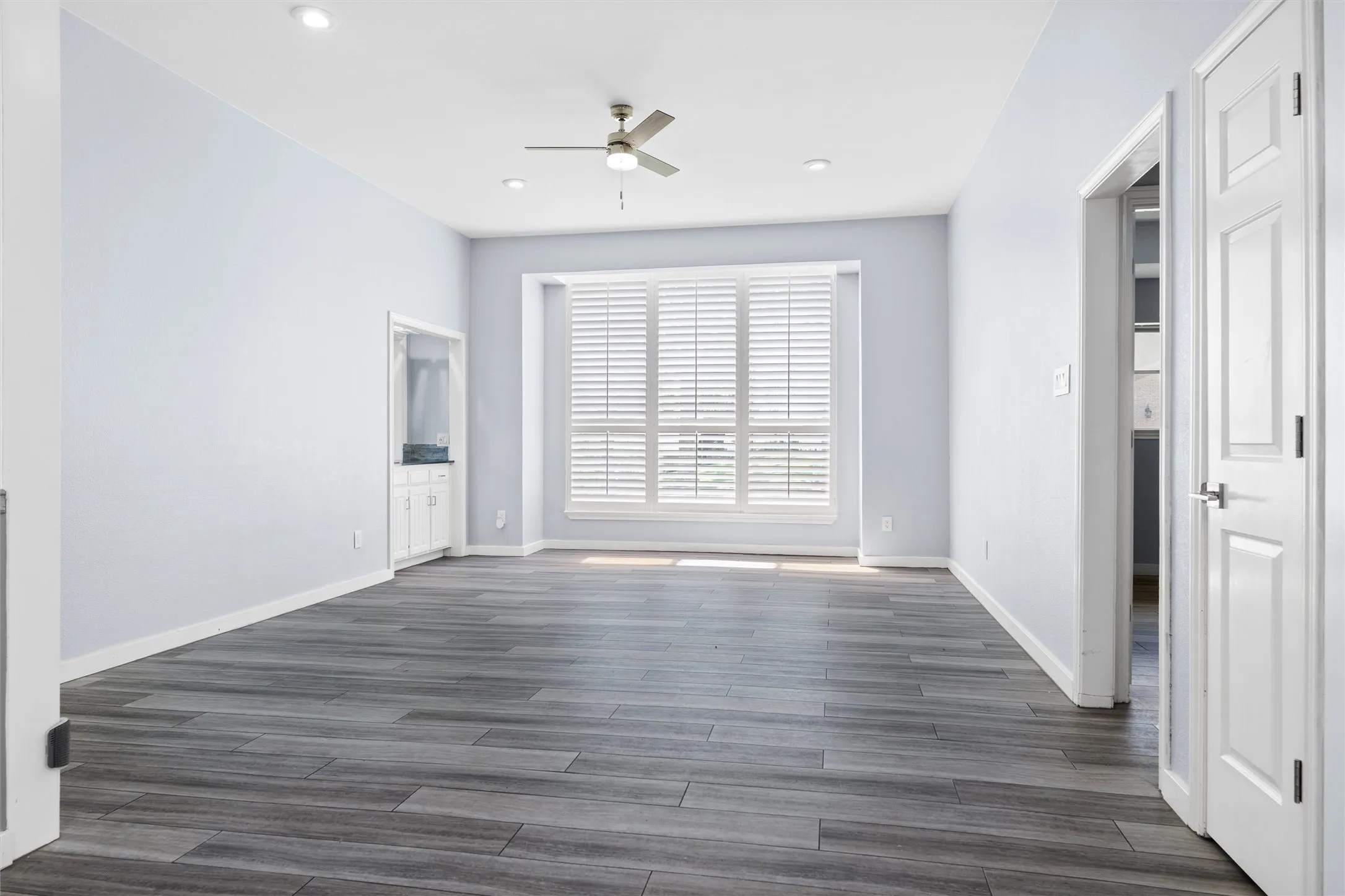 Single Family Residence For Sale in Tarrant County , 1908 Lakehill Court, Arlington, Texas 76012, 4 Bedroom, 3 Bathroom, 2 Garage spaces, 2,840 Sqft, built in 1980, mls#21291578, Real Estate Agent in Arlington, Homes For Sale in Tarrant county, Homes For Sale in Arlington, Realtor in Arlington Texas, Real Estate Brokerage Independent Realty Texas, Luminita Cordes Realtor