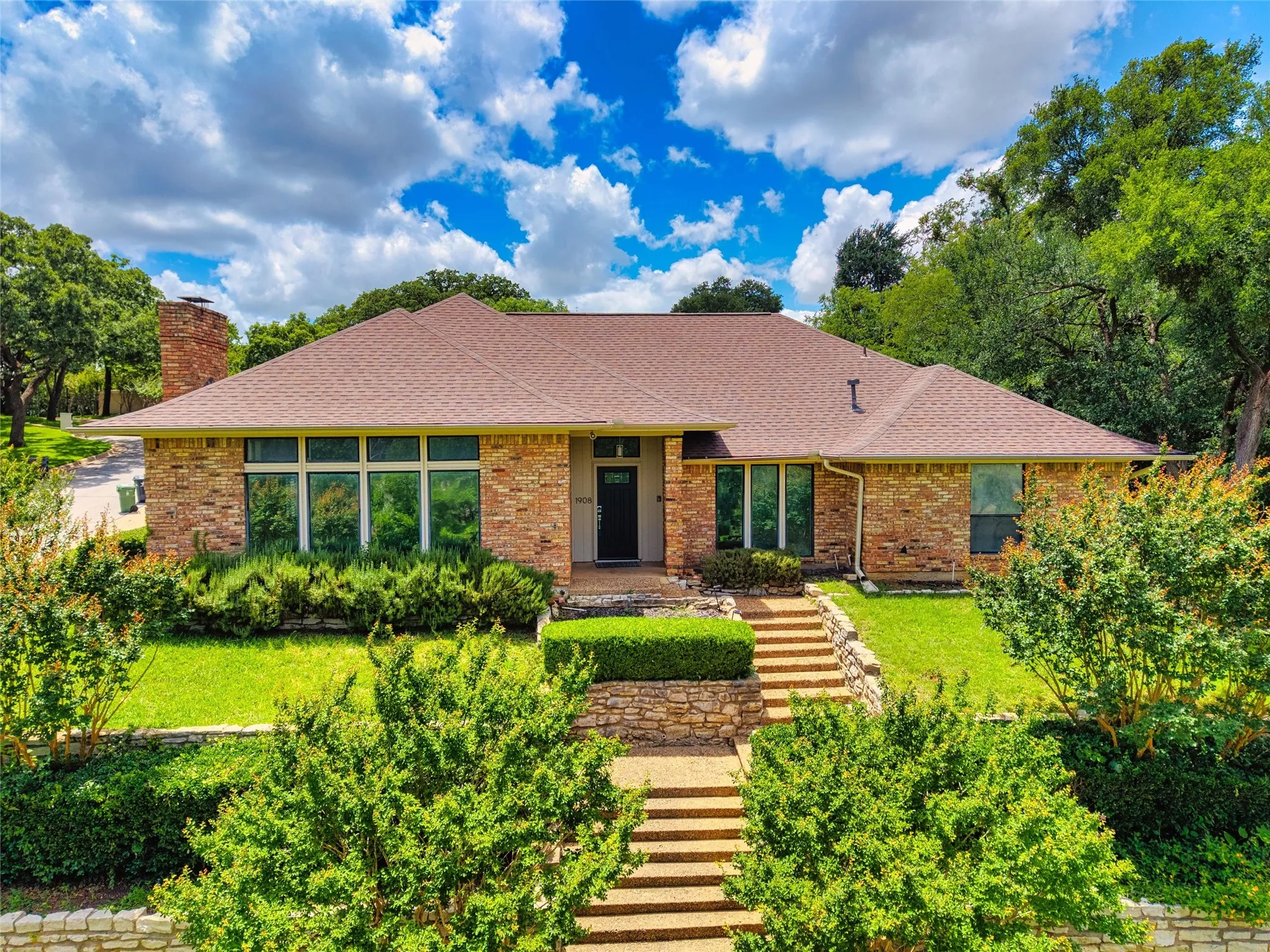 Single Family Residence For Sale in Tarrant County , 1908 Lakehill Court, Arlington, Texas 76012, 4 Bedroom, 3 Bathroom, 2 Garage spaces, 2,840 Sqft, built in 1980, mls#21291578, Real Estate Agent in Arlington, Homes For Sale in Tarrant county, Homes For Sale in Arlington, Realtor in Arlington Texas, Real Estate Brokerage Independent Realty Texas, Luminita Cordes Realtor