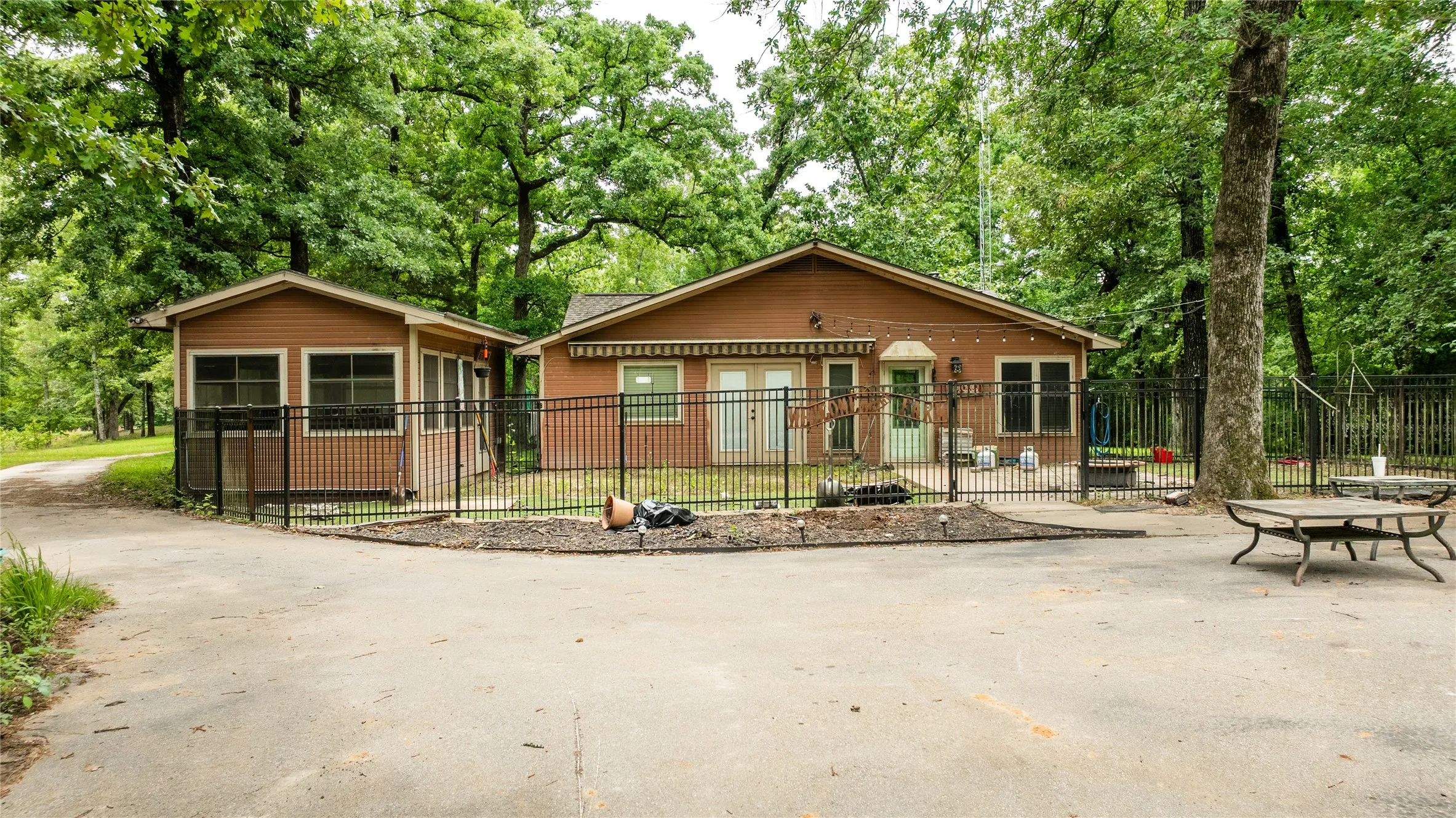 Single Family Residence For Sale in Van Zandt County , 251 Private Road 8179, Ben Wheeler, Texas 75754, 3 Bedroom, 3 Bathroom, Garage spaces, 2,016 Sqft, built in 1984, mls#21291057, Real Estate Agent in Ben Wheeler, Homes For Sale in Van Zandt county, Homes For Sale in Ben Wheeler, Realtor in Ben Wheeler Texas, Real Estate Brokerage Independent Realty Texas, Luminita Cordes Realtor