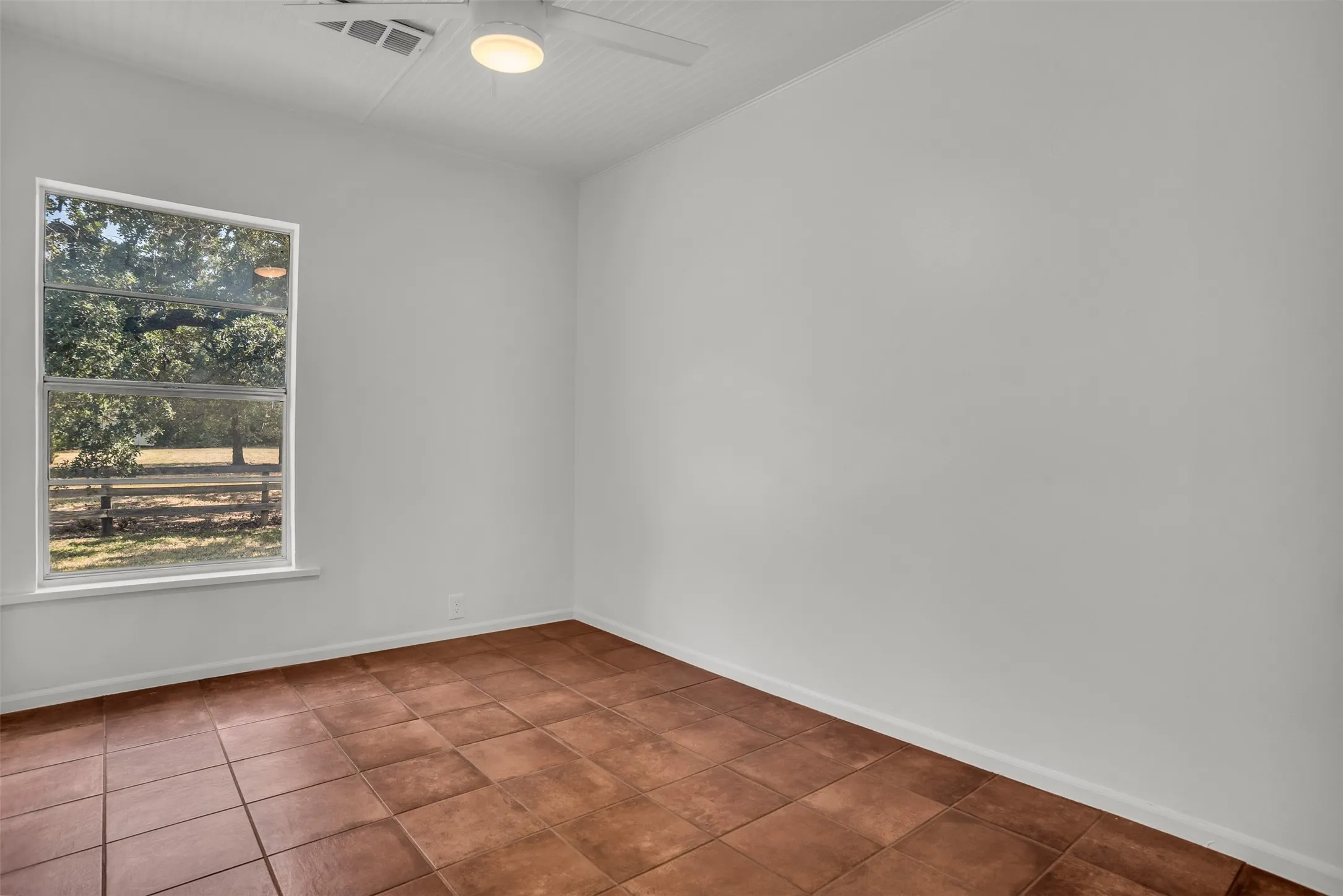Single Family Residence For Rent in Denton County , 1403 Harpole Road E, Argyle, Texas 76226, 3 Bedroom, 2 Bathroom, 2 Garage spaces, 1,432 Sqft, built in 1985, mls#21288131, Real Estate Agent in Argyle, Homes For Rent in Denton county, Homes For Rent in Argyle, Realtor in Argyle Texas, Real Estate Brokerage Independent Realty Texas, Luminita Cordes Realtor