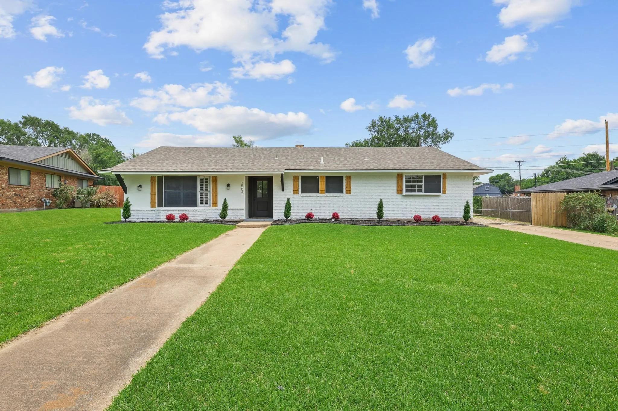 Single Family Residence For Sale in Grayson County , 2505 Meadows Lane, Sherman, Texas 75092, 4 Bedroom, 3 Bathroom, 2 Garage spaces, 2,284 Sqft, built in 1966, mls#21290993, Real Estate Agent in Sherman, Homes For Sale in Grayson county, Homes For Sale in Sherman, Realtor in Sherman Texas, Real Estate Brokerage Independent Realty Texas, Luminita Cordes Realtor