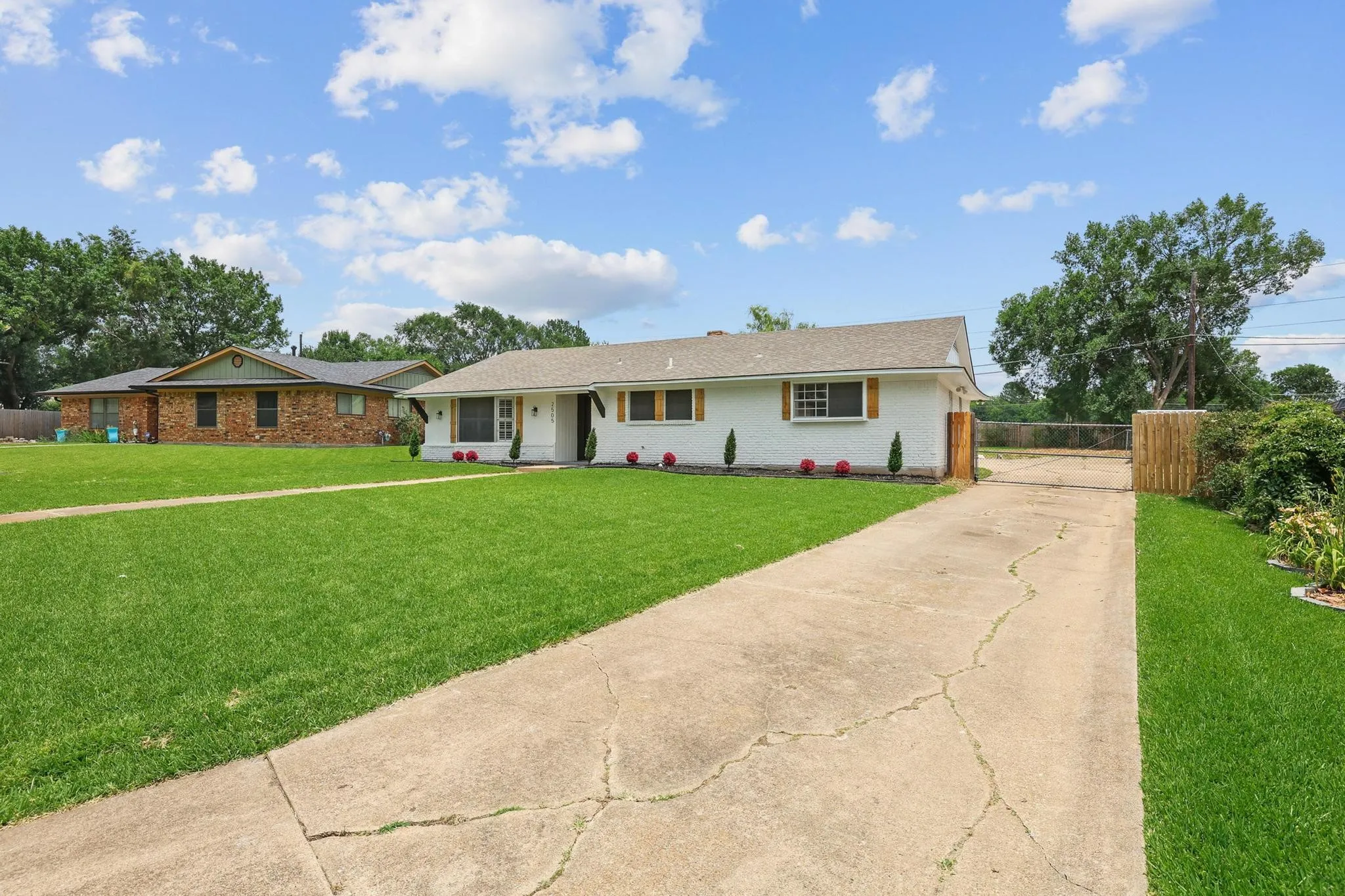 Single Family Residence For Sale in Grayson County , 2505 Meadows Lane, Sherman, Texas 75092, 4 Bedroom, 3 Bathroom, 2 Garage spaces, 2,284 Sqft, built in 1966, mls#21290993, Real Estate Agent in Sherman, Homes For Sale in Grayson county, Homes For Sale in Sherman, Realtor in Sherman Texas, Real Estate Brokerage Independent Realty Texas, Luminita Cordes Realtor