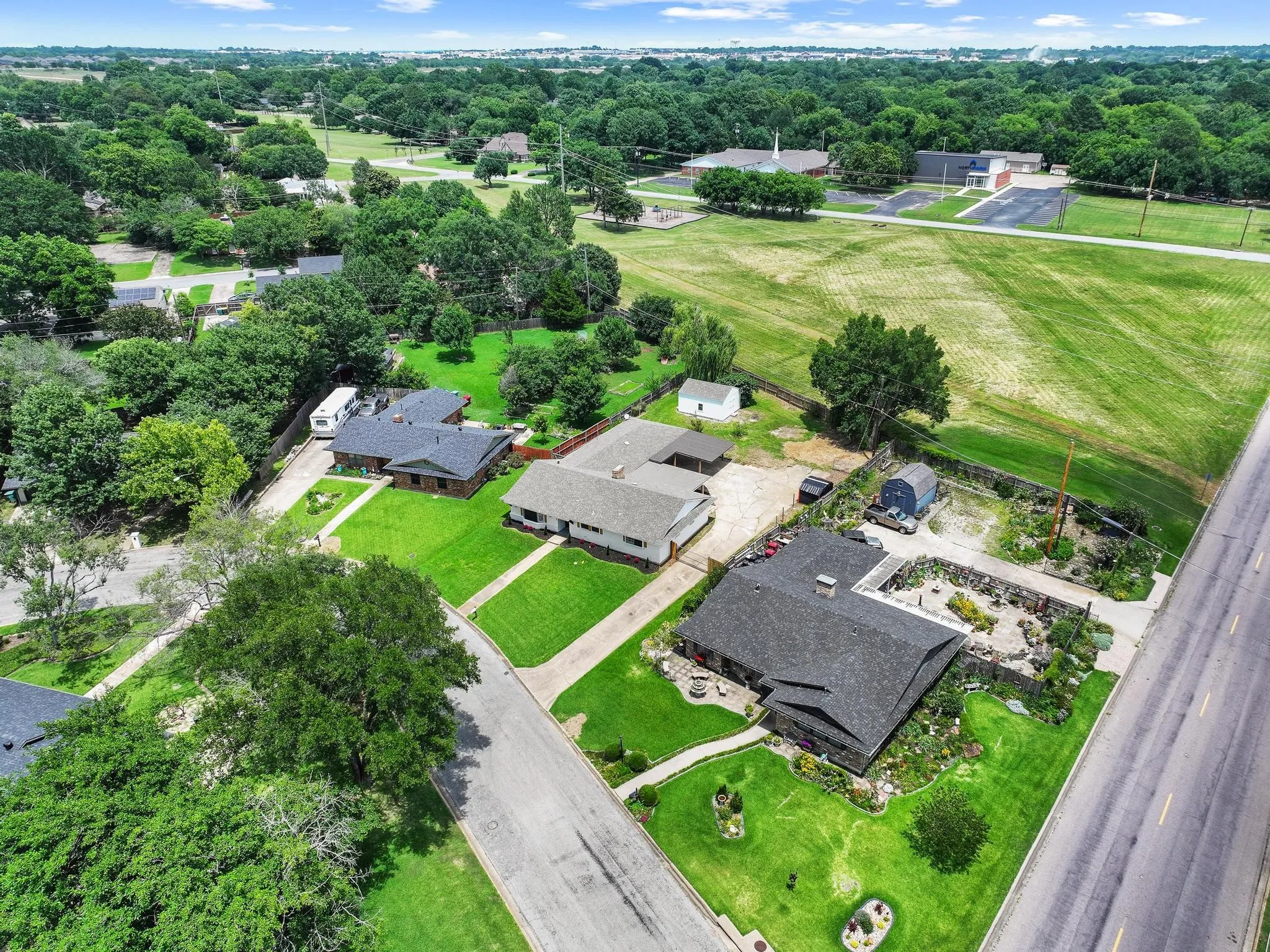 Single Family Residence For Sale in Grayson County , 2505 Meadows Lane, Sherman, Texas 75092, 4 Bedroom, 3 Bathroom, 2 Garage spaces, 2,284 Sqft, built in 1966, mls#21290993, Real Estate Agent in Sherman, Homes For Sale in Grayson county, Homes For Sale in Sherman, Realtor in Sherman Texas, Real Estate Brokerage Independent Realty Texas, Luminita Cordes Realtor
