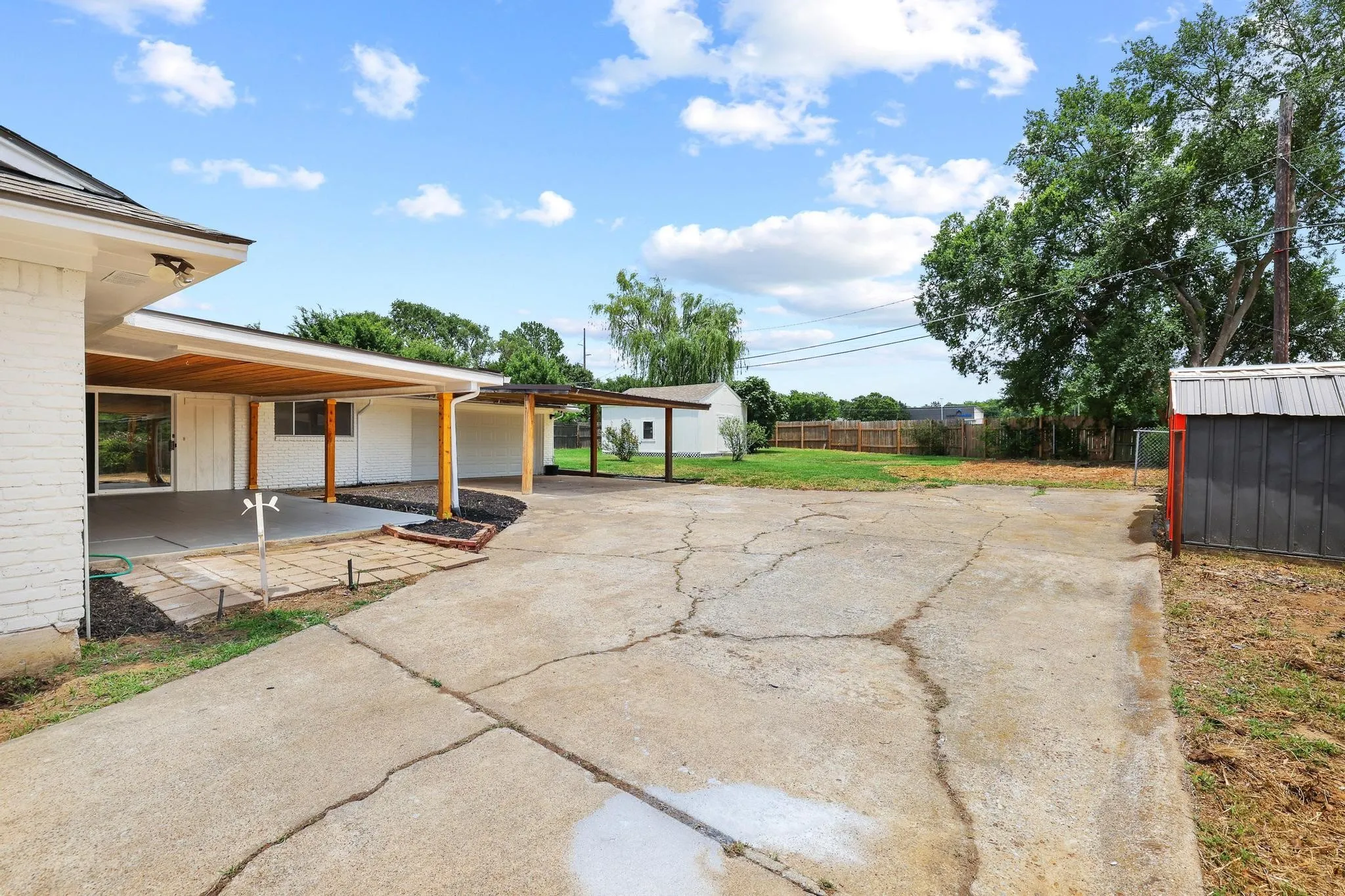 Single Family Residence For Sale in Grayson County , 2505 Meadows Lane, Sherman, Texas 75092, 4 Bedroom, 3 Bathroom, 2 Garage spaces, 2,284 Sqft, built in 1966, mls#21290993, Real Estate Agent in Sherman, Homes For Sale in Grayson county, Homes For Sale in Sherman, Realtor in Sherman Texas, Real Estate Brokerage Independent Realty Texas, Luminita Cordes Realtor
