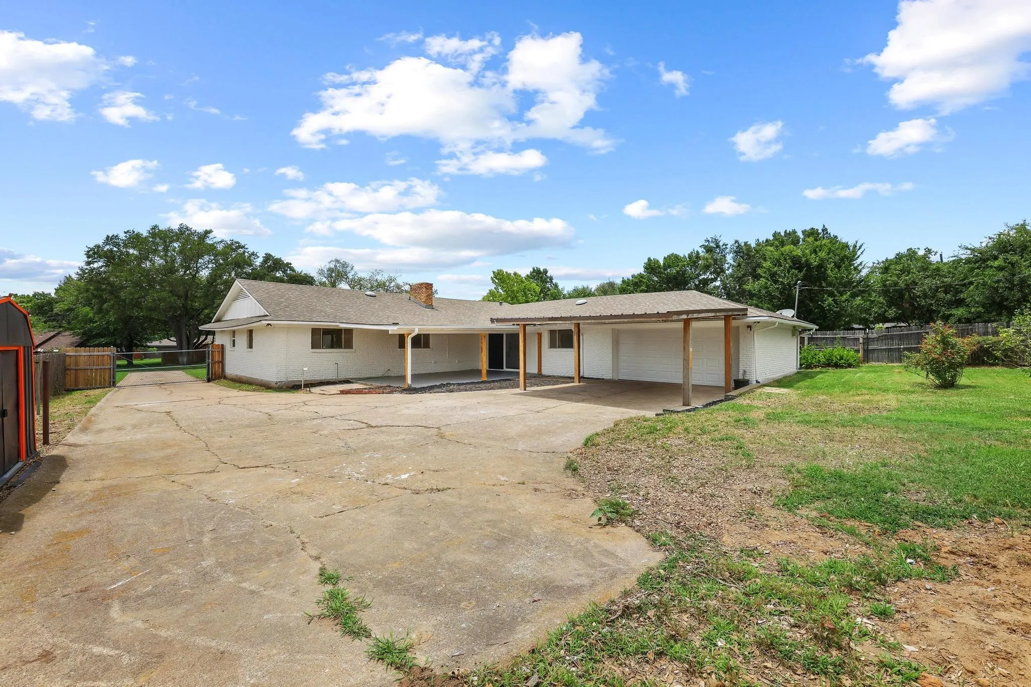 Single Family Residence For Sale in Grayson County , 2505 Meadows Lane, Sherman, Texas 75092, 4 Bedroom, 3 Bathroom, 2 Garage spaces, 2,284 Sqft, built in 1966, mls#21290993, Real Estate Agent in Sherman, Homes For Sale in Grayson county, Homes For Sale in Sherman, Realtor in Sherman Texas, Real Estate Brokerage Independent Realty Texas, Luminita Cordes Realtor