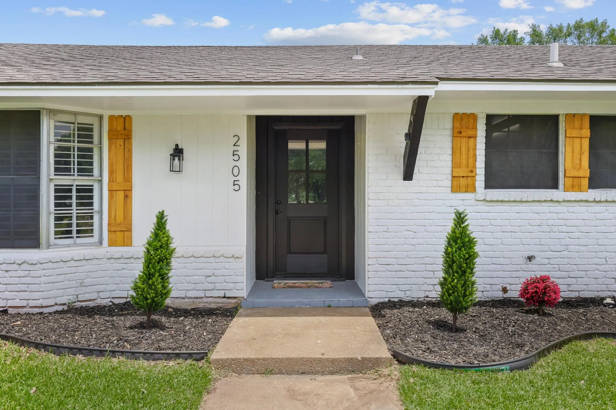 Single Family Residence For Sale in Grayson County , 2505 Meadows Lane, Sherman, Texas 75092, 4 Bedroom, 3 Bathroom, 2 Garage spaces, 2,284 Sqft, built in 1966, mls#21290993, Real Estate Agent in Sherman, Homes For Sale in Grayson county, Homes For Sale in Sherman, Realtor in Sherman Texas, Real Estate Brokerage Independent Realty Texas, Luminita Cordes Realtor