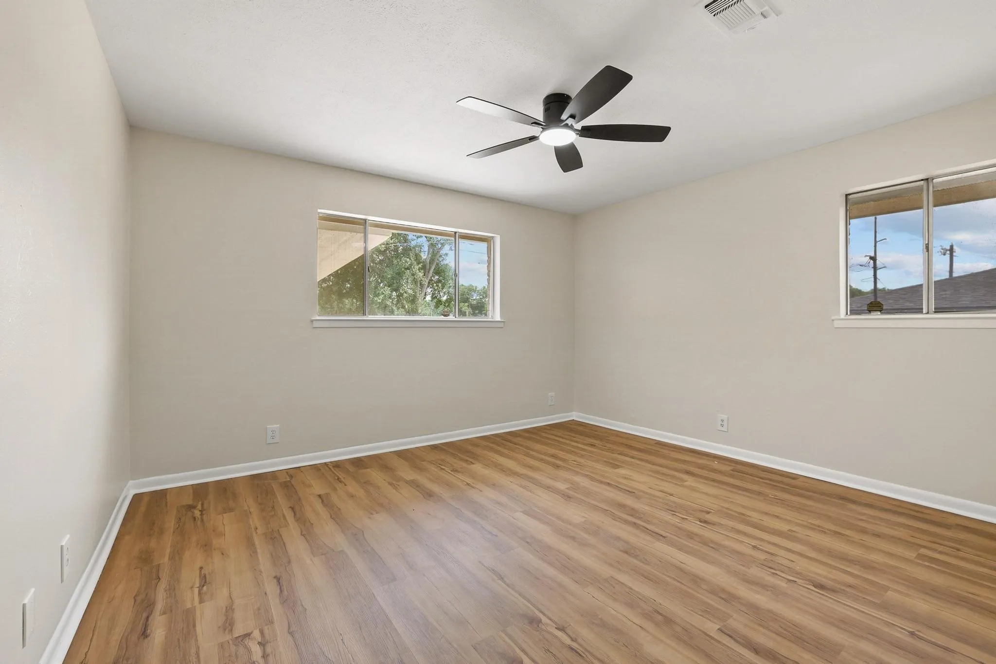 Single Family Residence For Sale in Grayson County , 2505 Meadows Lane, Sherman, Texas 75092, 4 Bedroom, 3 Bathroom, 2 Garage spaces, 2,284 Sqft, built in 1966, mls#21290993, Real Estate Agent in Sherman, Homes For Sale in Grayson county, Homes For Sale in Sherman, Realtor in Sherman Texas, Real Estate Brokerage Independent Realty Texas, Luminita Cordes Realtor