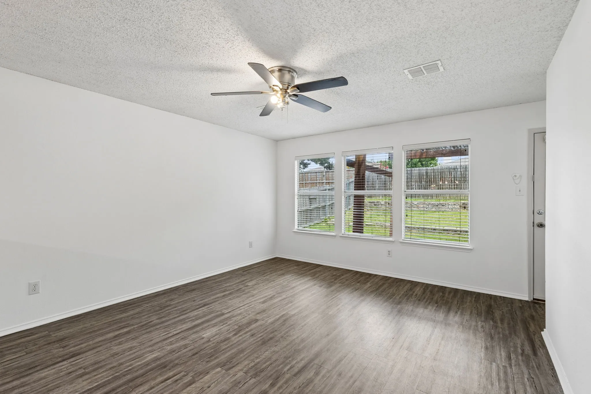Single Family Residence For Sale in Collin County , 1109 Post Oak Trail, Anna, Texas 75409, 3 Bedroom, 2 Bathroom, 2 Garage spaces, 1,370 Sqft, built in 2002, mls#21287357, Real Estate Agent in Anna, Homes For Sale in Collin county, Homes For Sale in Anna, Realtor in Anna Texas, Real Estate Brokerage Independent Realty Texas, Luminita Cordes Realtor