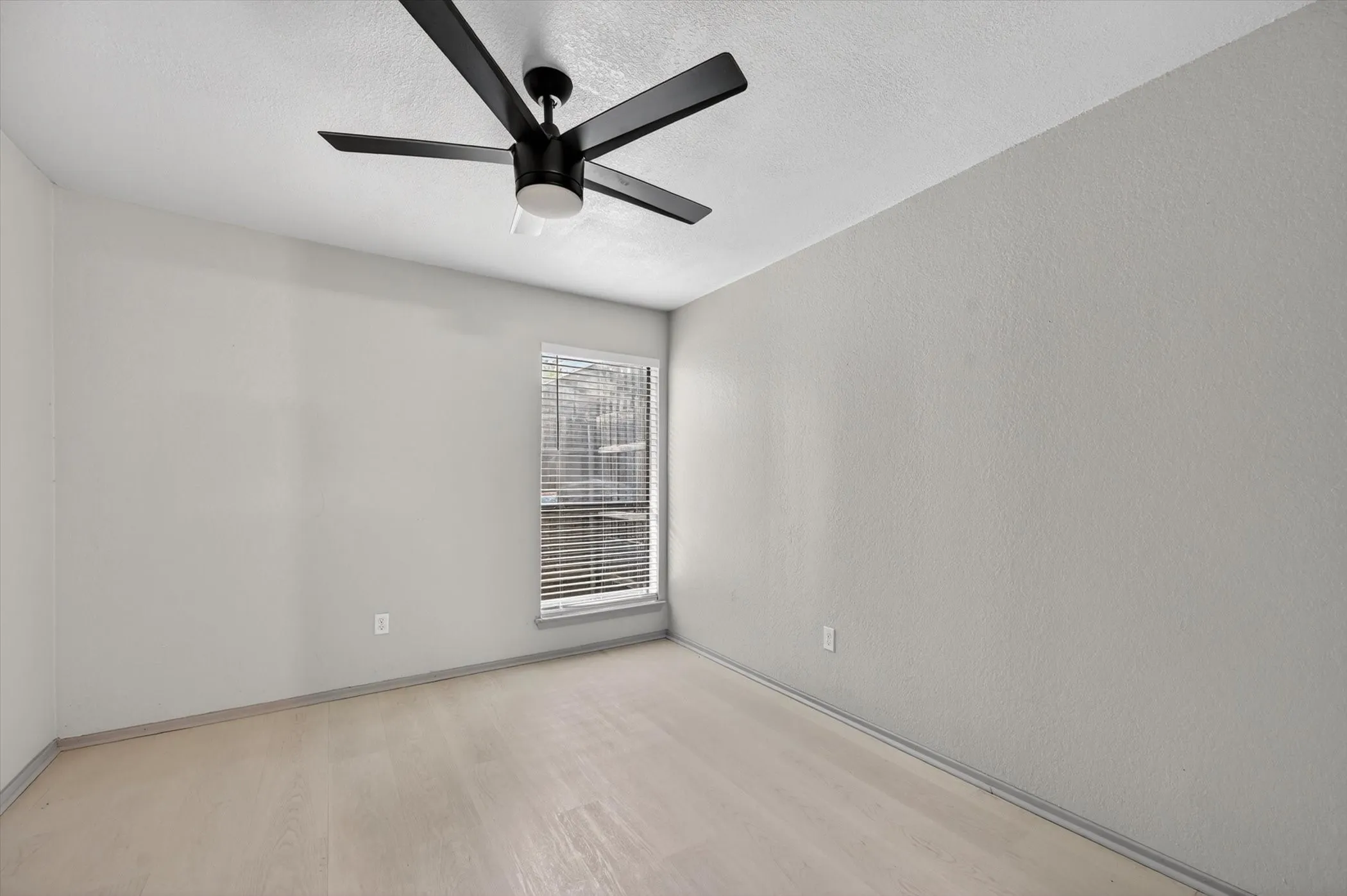 Condominium For Sale in Dallas County , 1810 N Garrett Avenue 124, Dallas, Texas 75206, 1 Bedroom, 1 Bathroom, Garage spaces, 511 Sqft, built in 1983, mls#21277654, Real Estate Agent in Dallas, Homes For Sale in Dallas county, Homes For Sale in Dallas, Realtor in Dallas Texas, Real Estate Brokerage Independent Realty Texas, Luminita Cordes Realtor